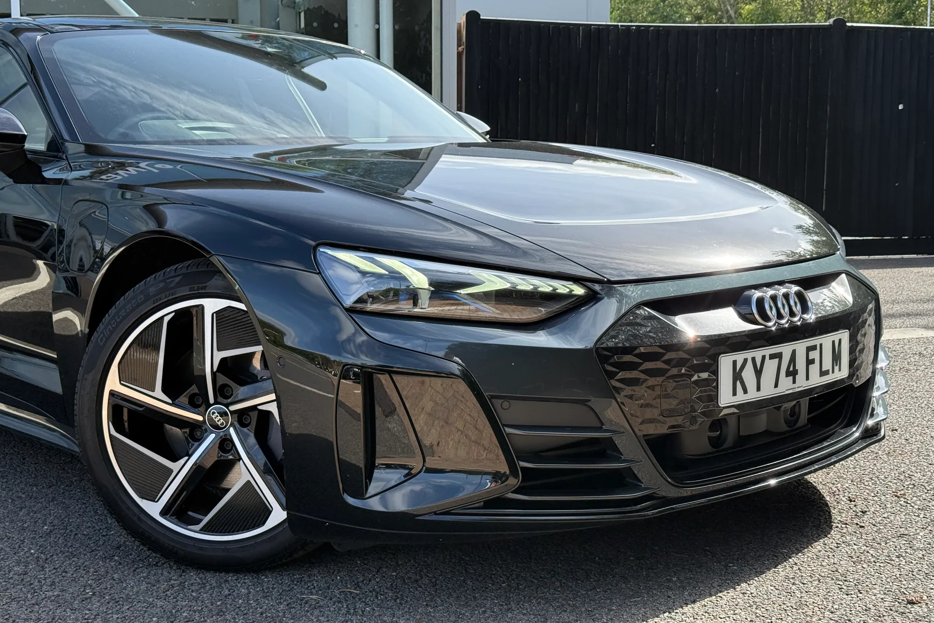 Audi e-tron GT thumbnail image number 2
