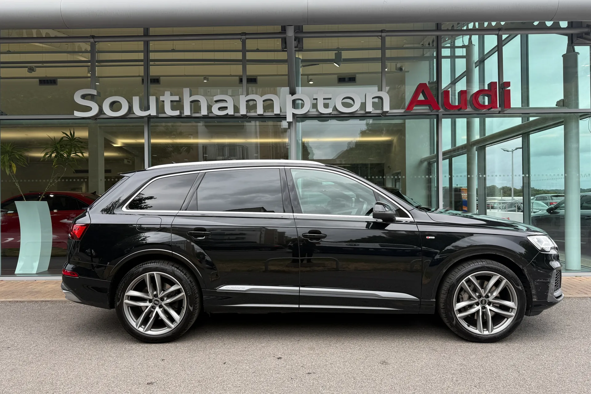 Audi Q7 thumbnail image number 2
