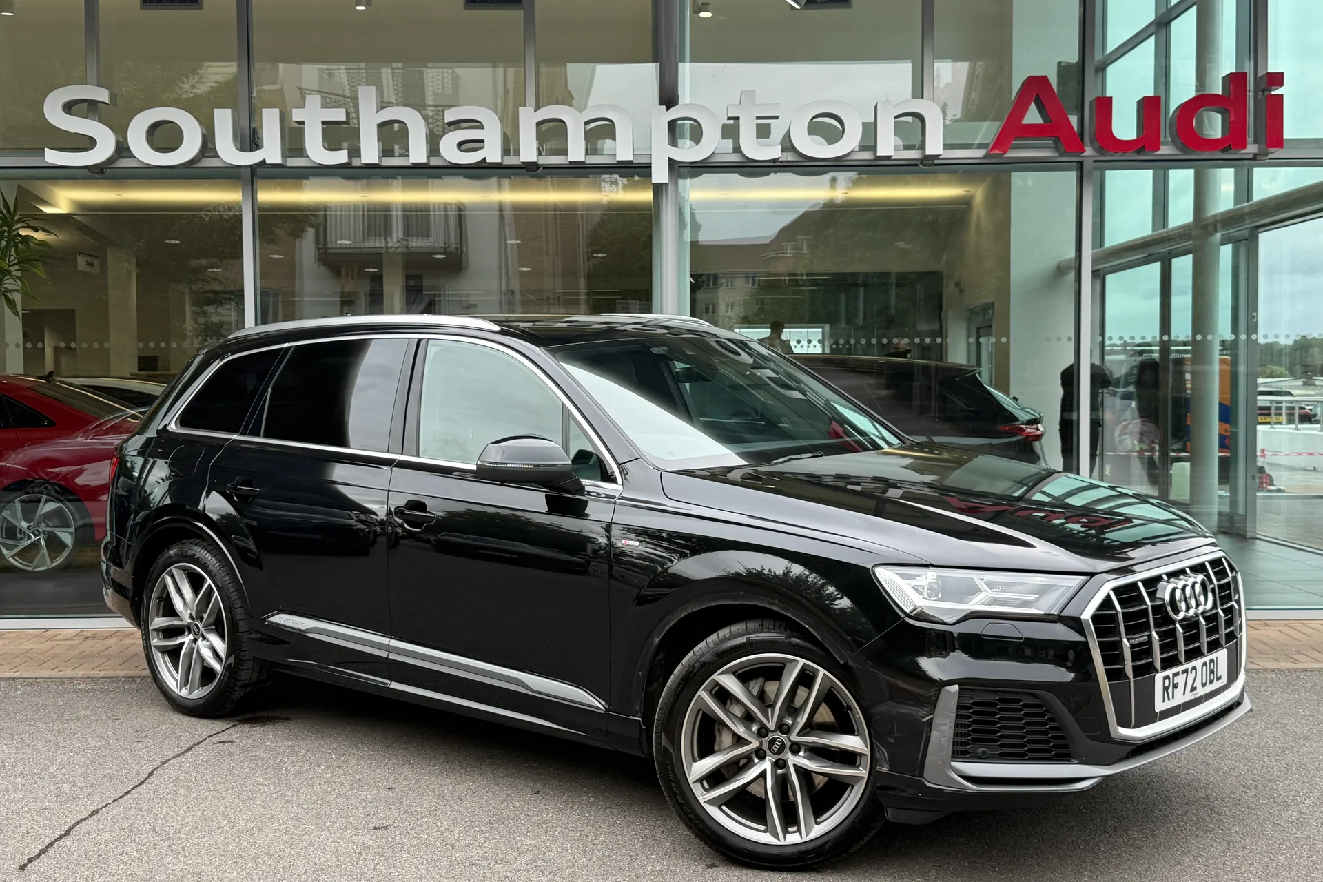 Audi Q7 focused image
