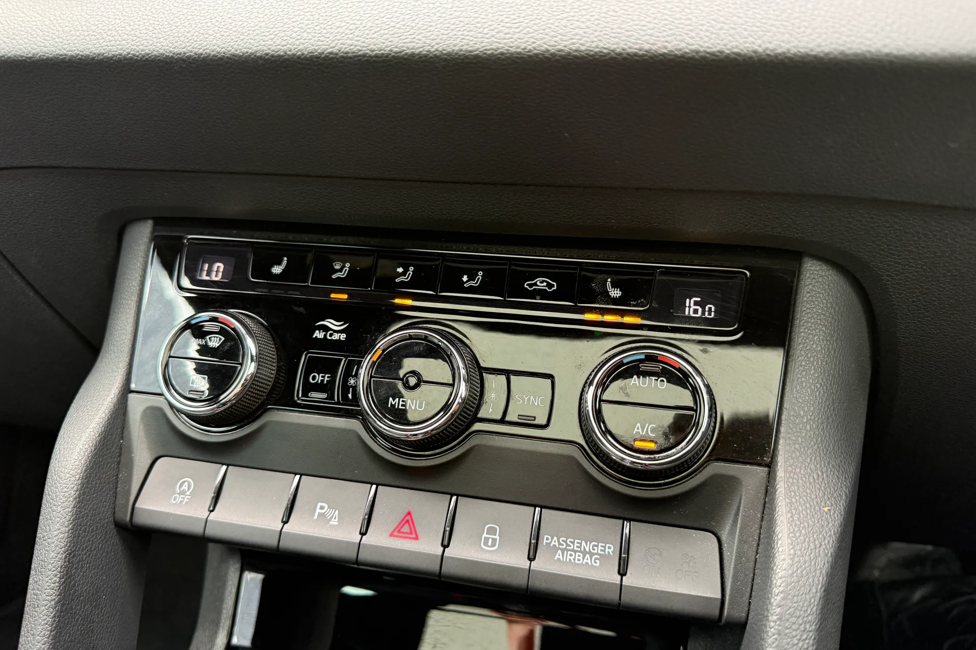 SKODA KAROQ thumbnail image number 39