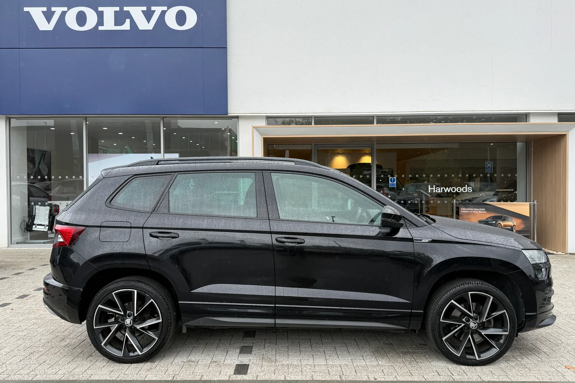 SKODA KAROQ thumbnail image number 2