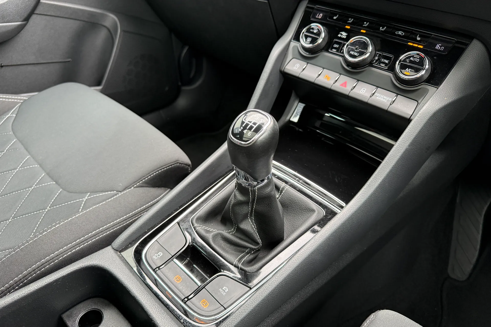SKODA KAROQ thumbnail image number 42