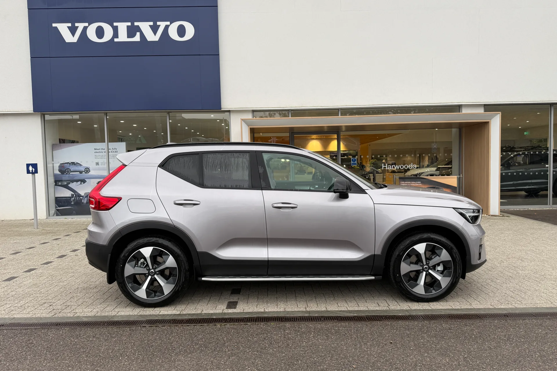 Volvo XC40 thumbnail image number 2