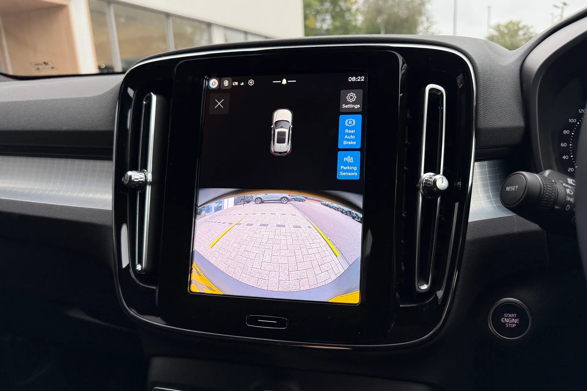 Volvo XC40 thumbnail image number 4