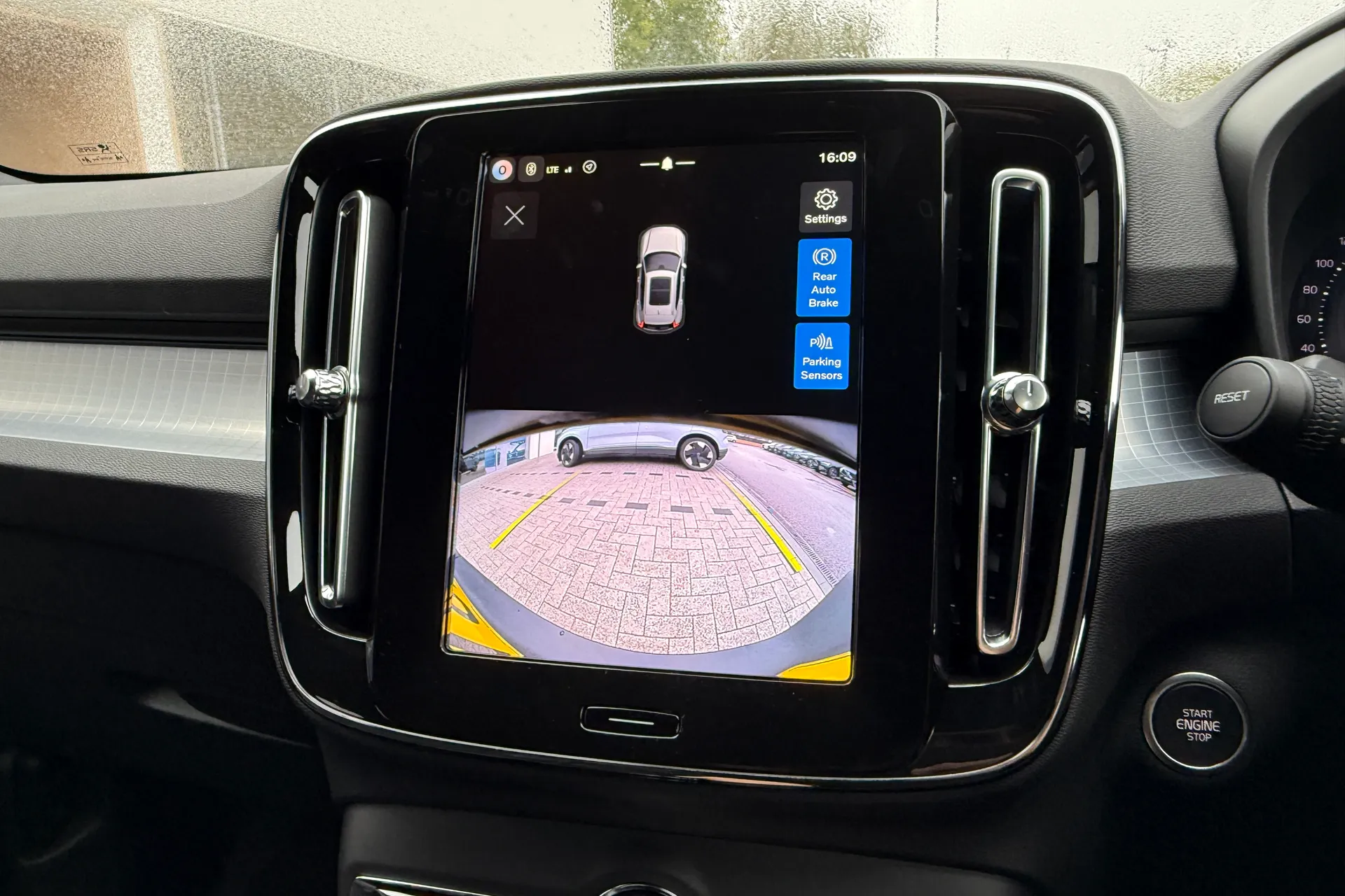Volvo XC40 thumbnail image number 4