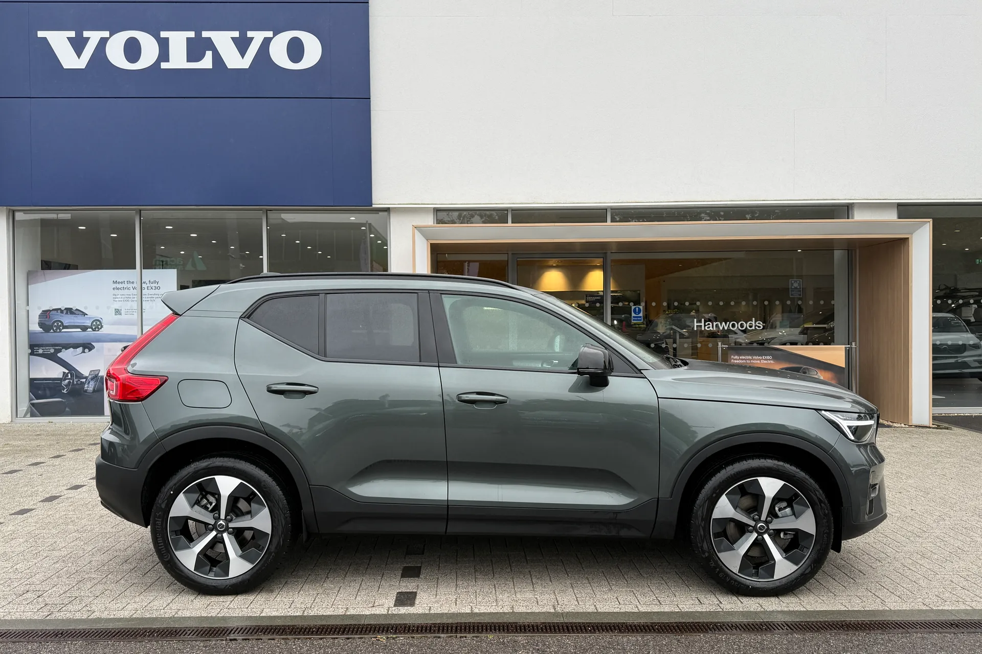 Volvo XC40 thumbnail image number 2