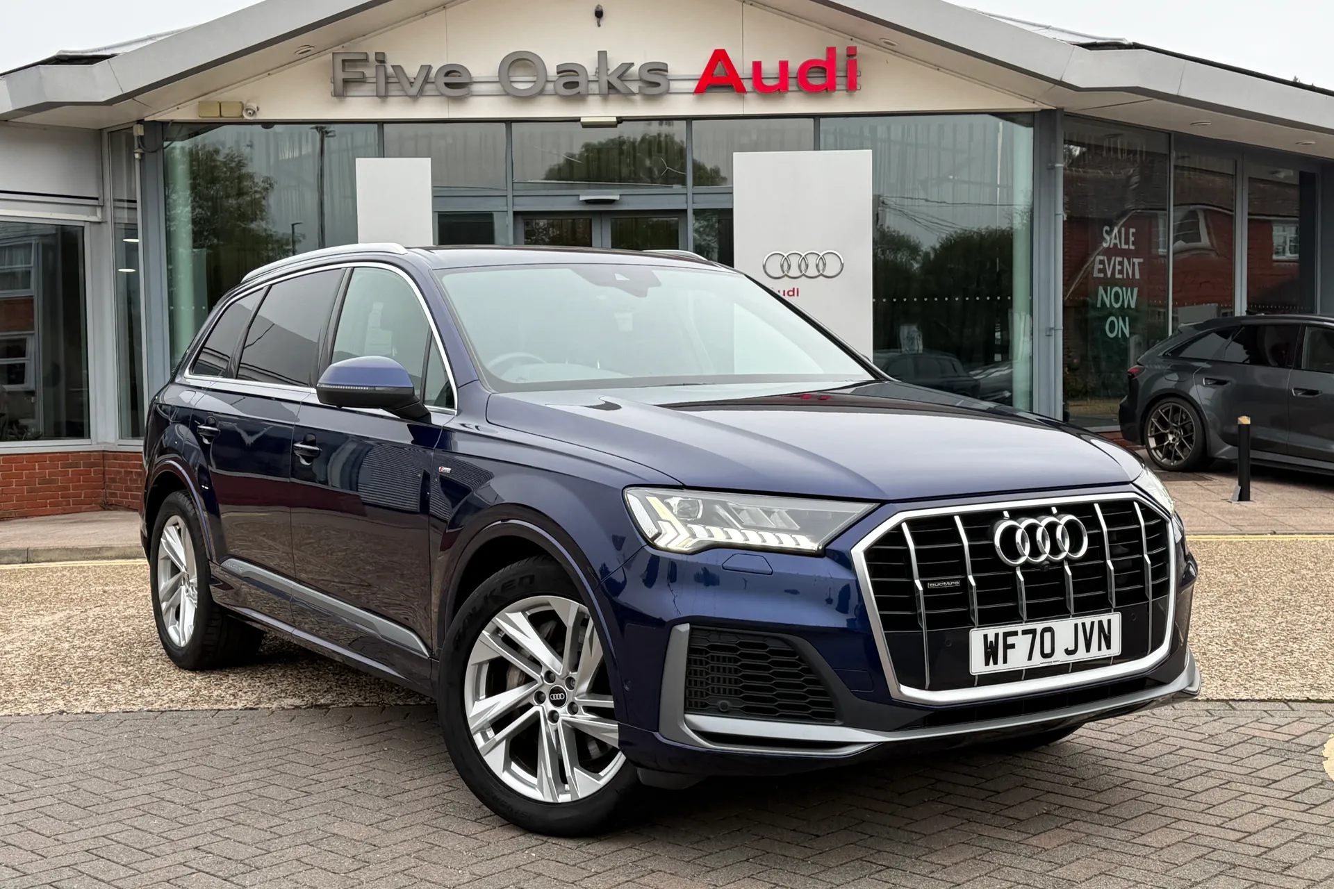 Audi Q7 focused image