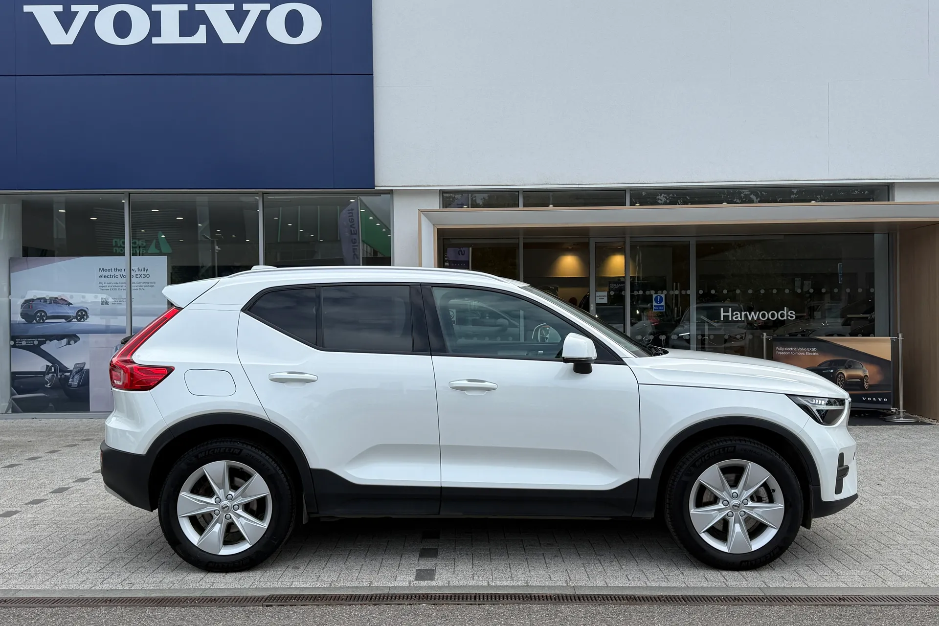 Volvo XC40 thumbnail image number 2