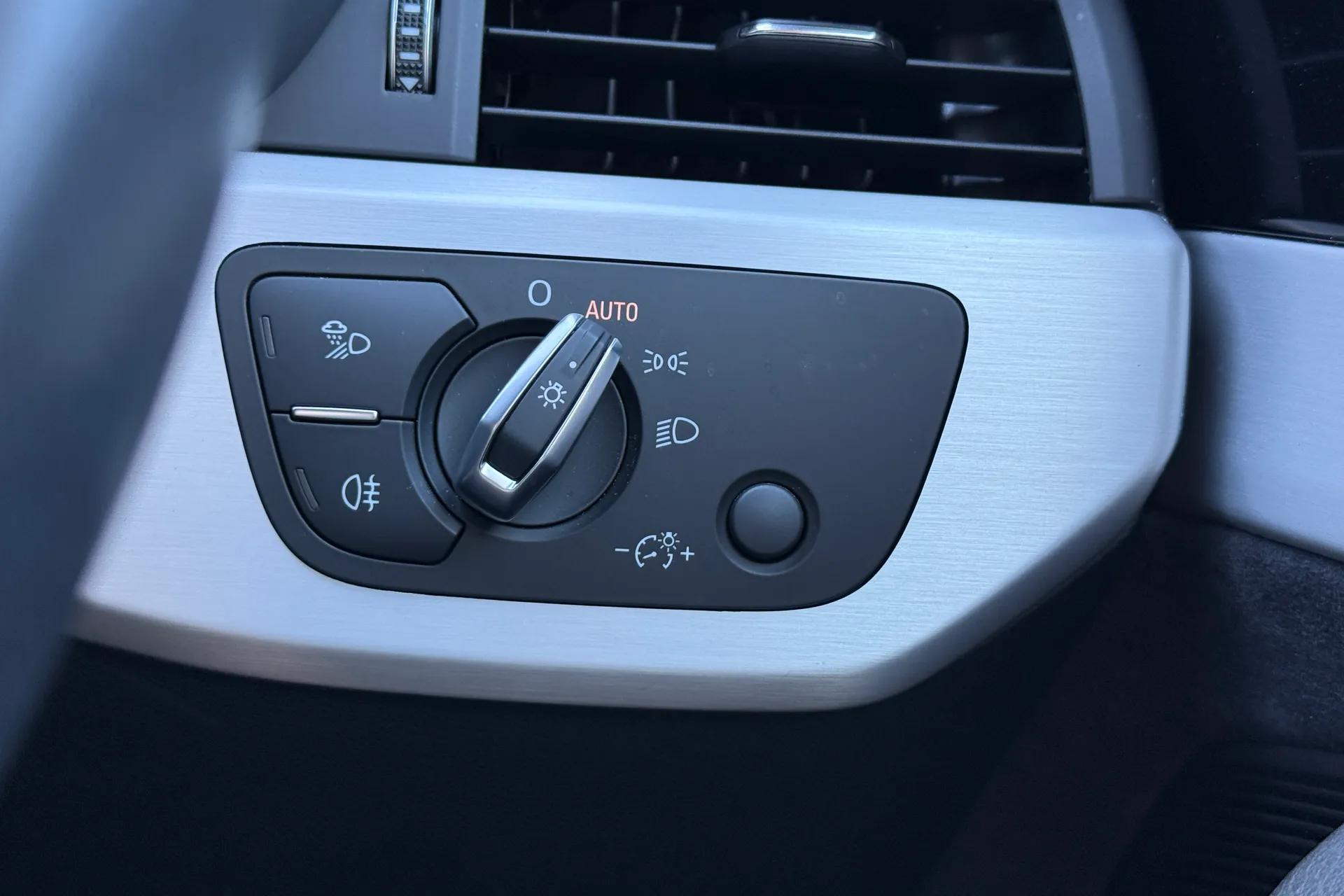 Audi A4 thumbnail image number 16