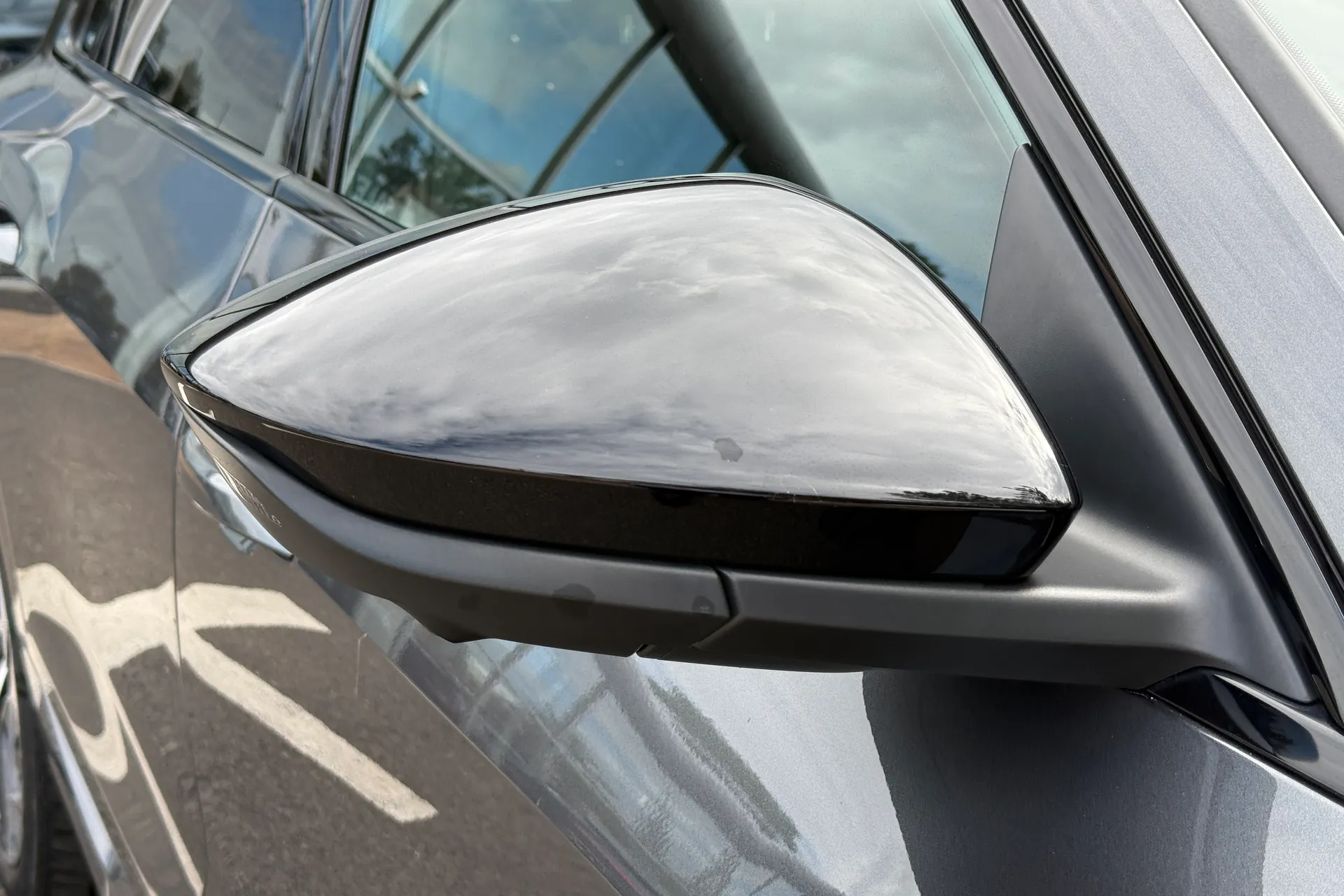 Audi e-tron thumbnail image number 3