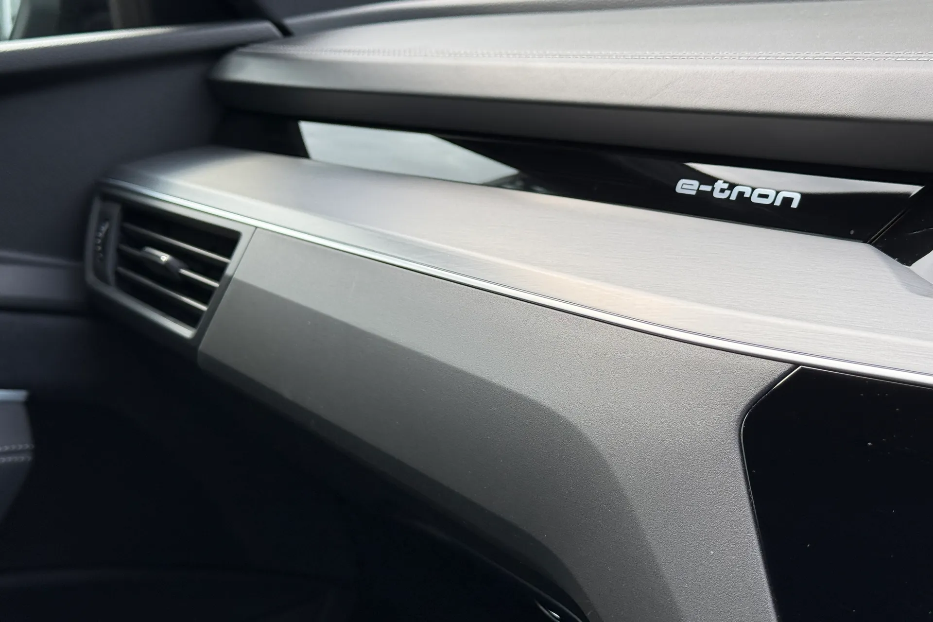 Audi e-tron thumbnail image number 18