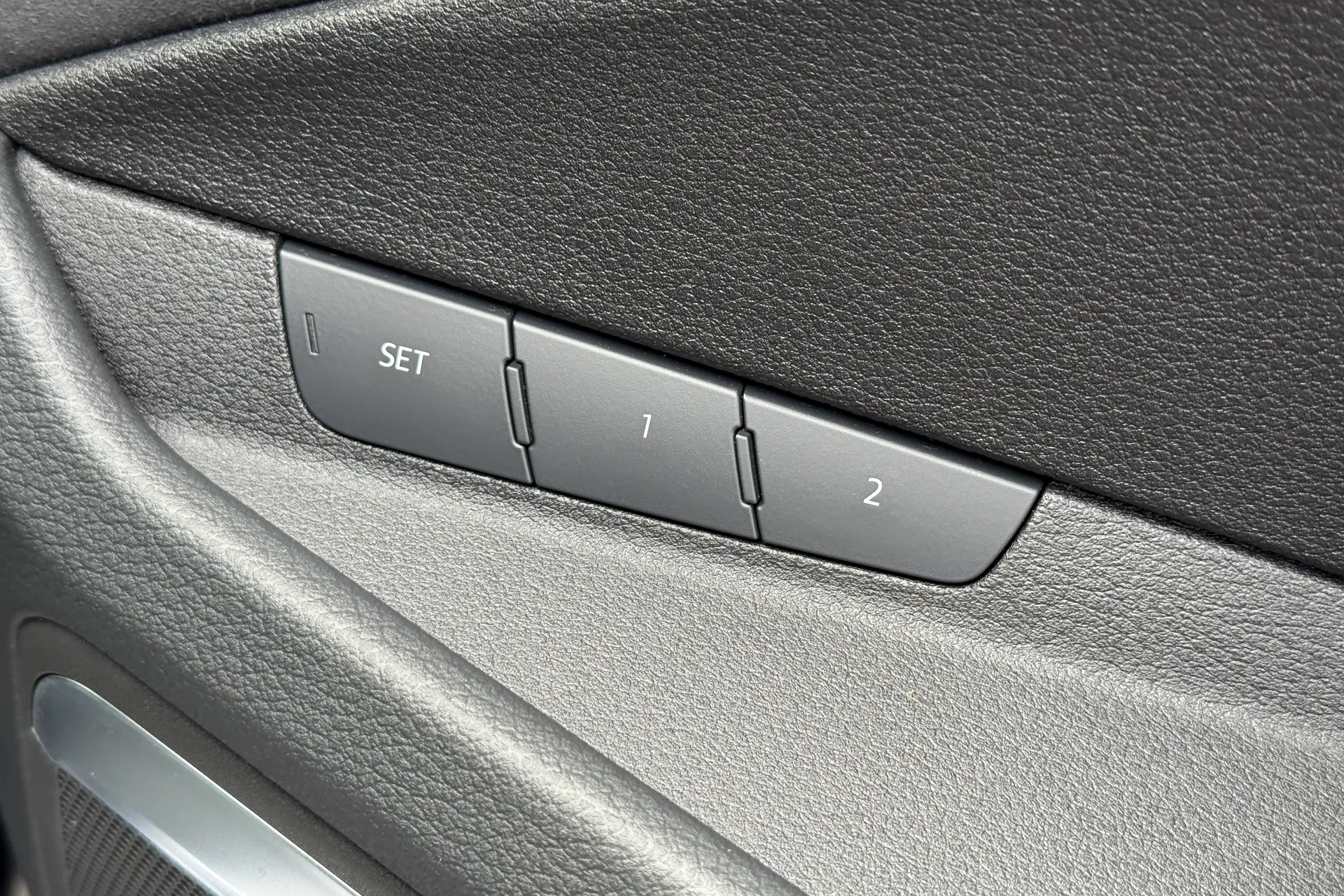 Audi e-tron thumbnail image number 8