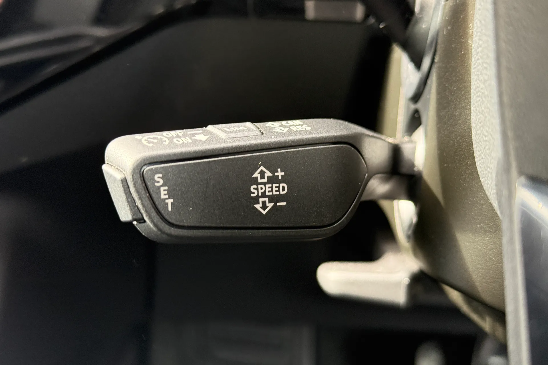 Audi e-tron thumbnail image number 10