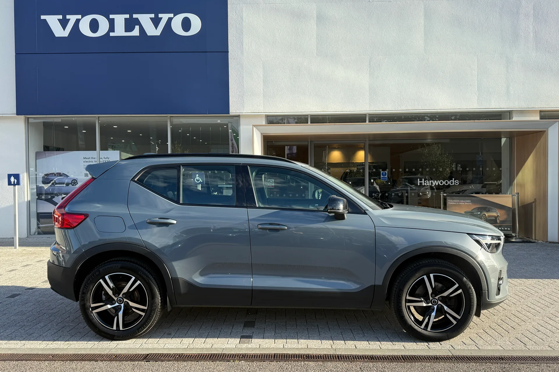 Volvo XC40 thumbnail image number 2