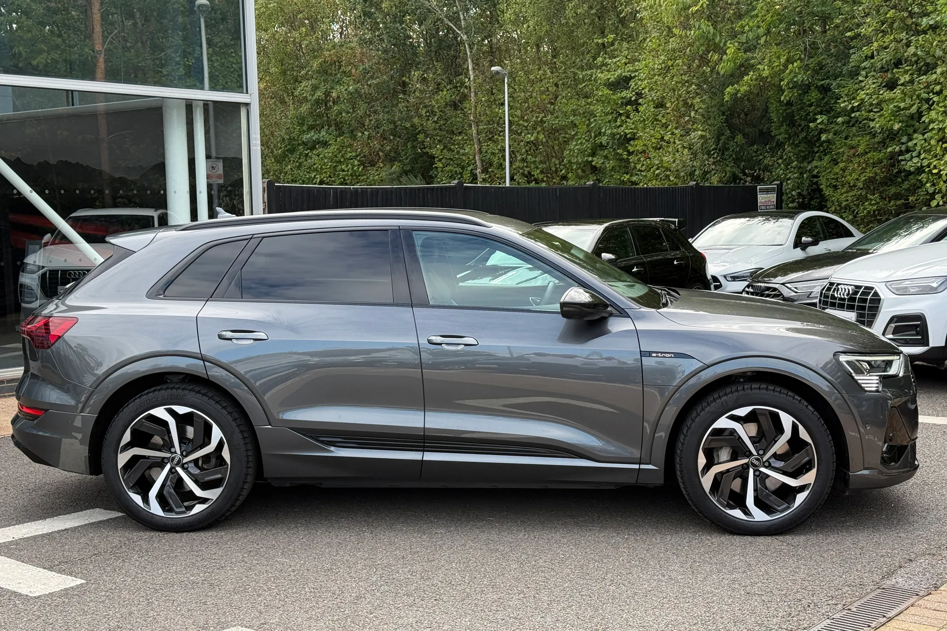 Audi e-tron thumbnail image number 2