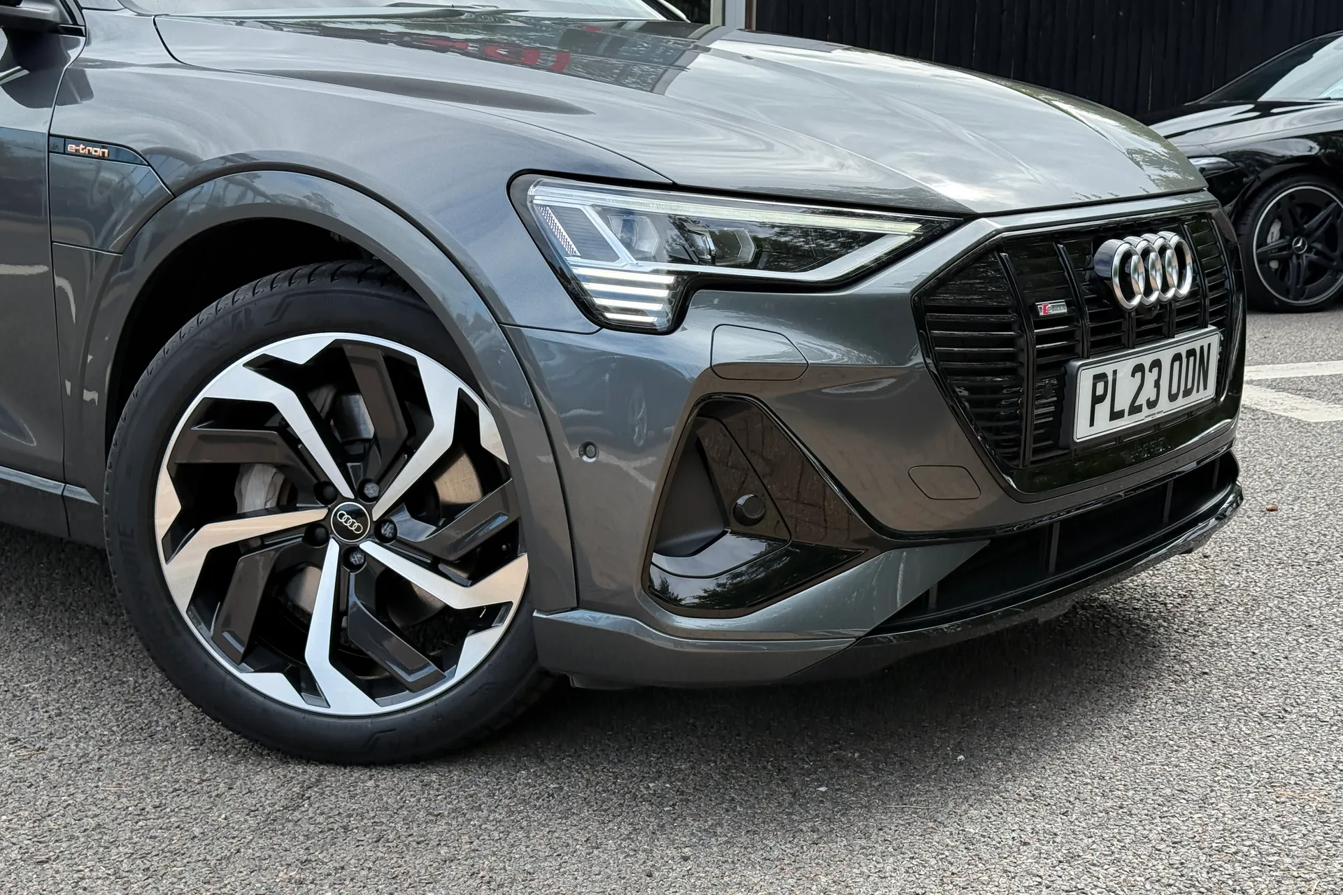 Audi e-tron thumbnail image number 3