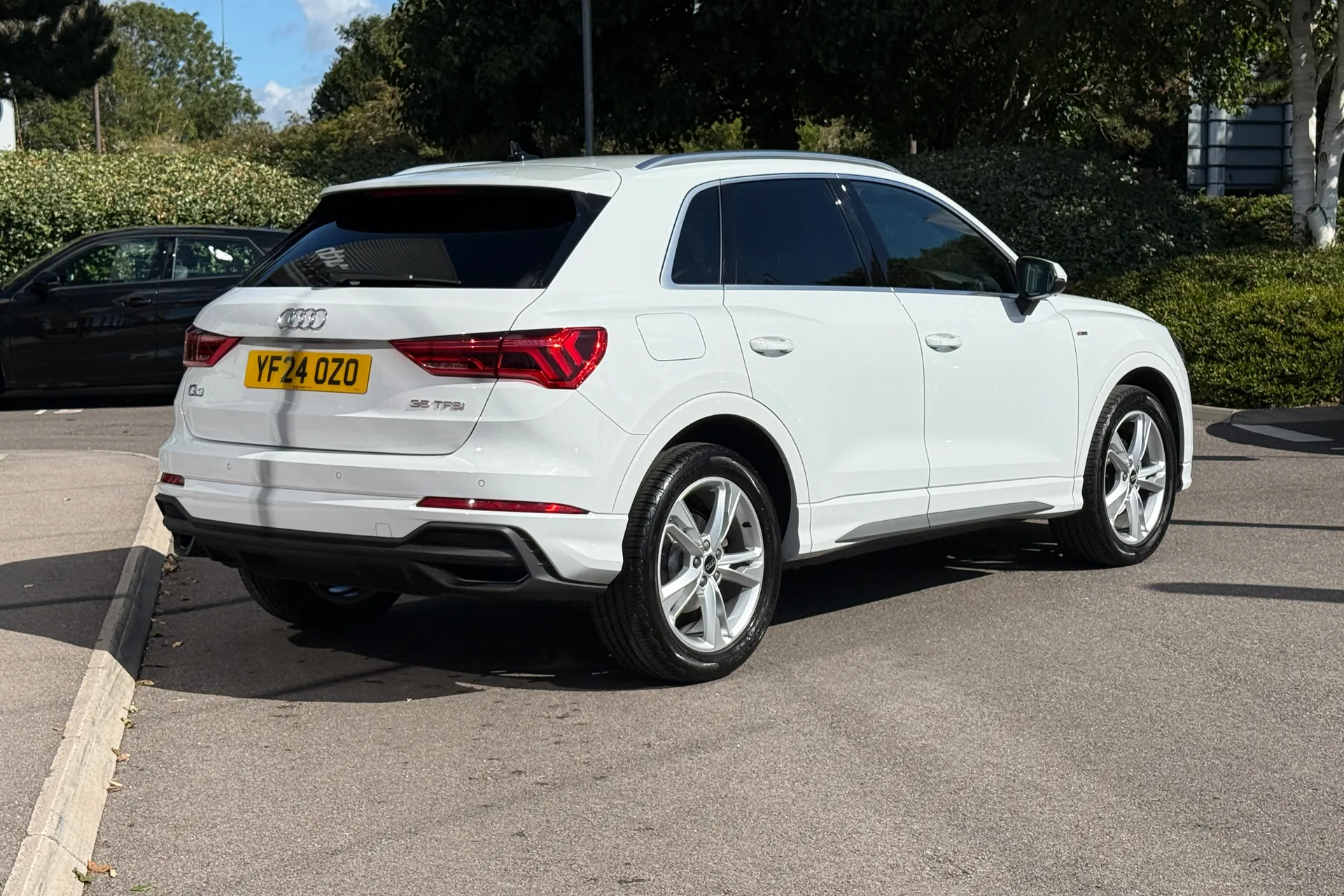 Audi Q3 thumbnail image number 16