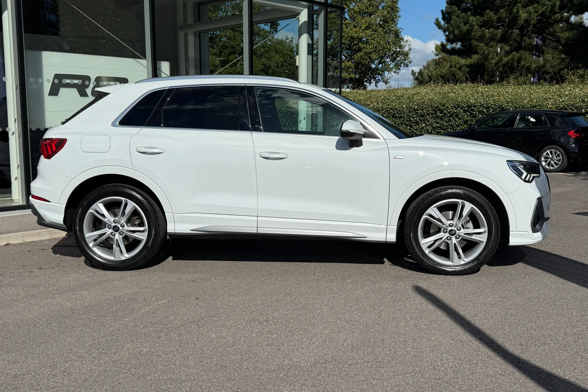 Audi Q3 thumbnail image number 2