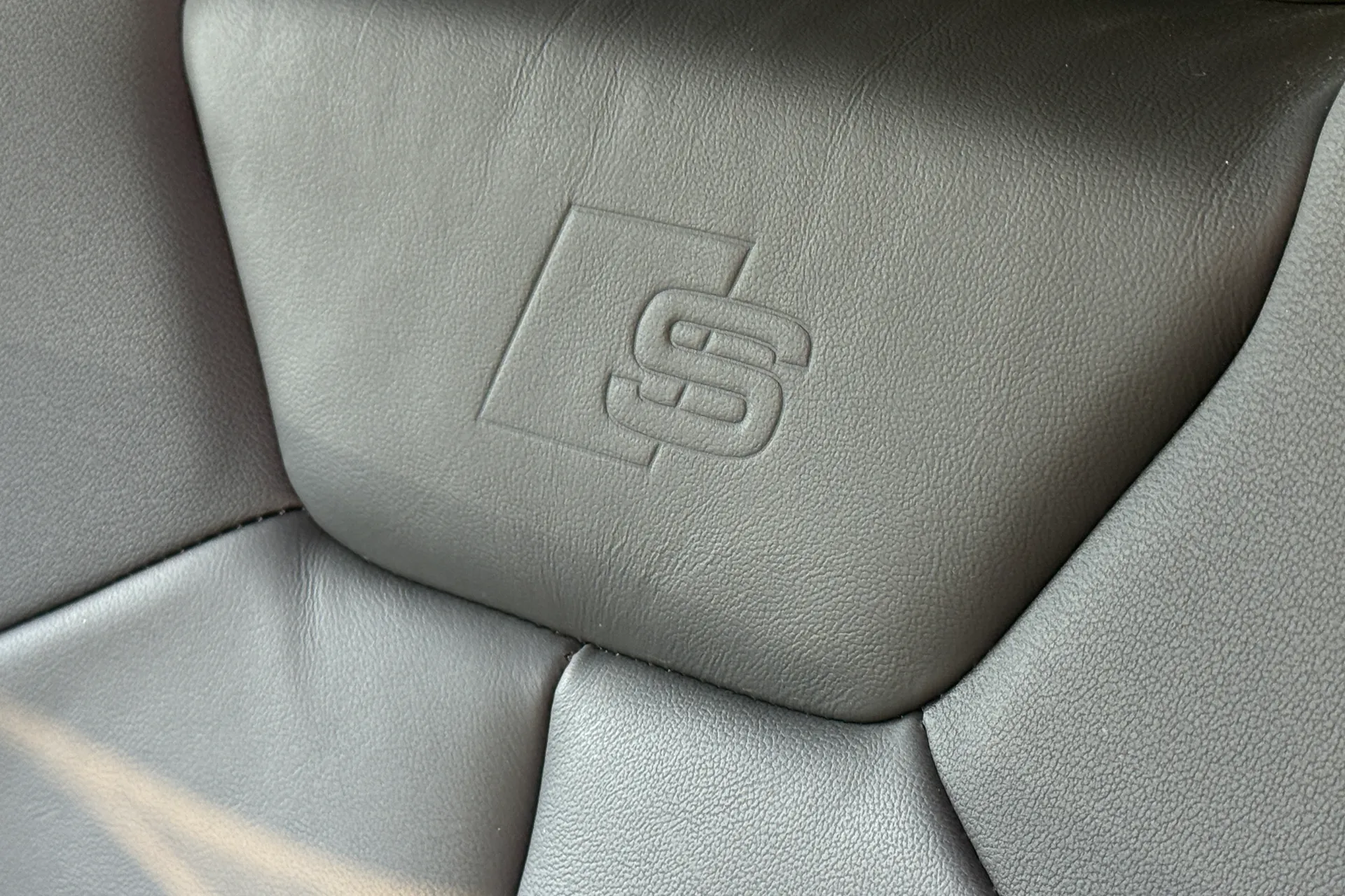Audi Q3 thumbnail image number 36