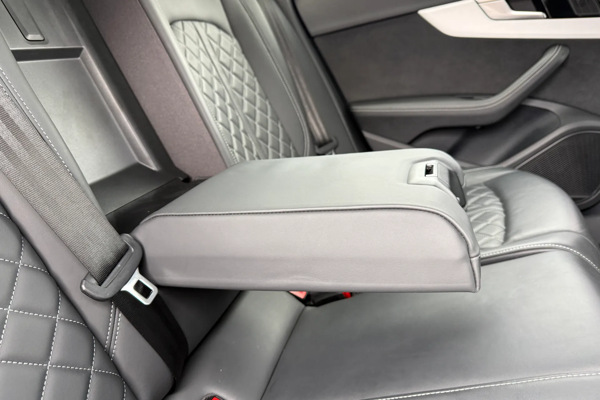 Audi A4 thumbnail image number 44