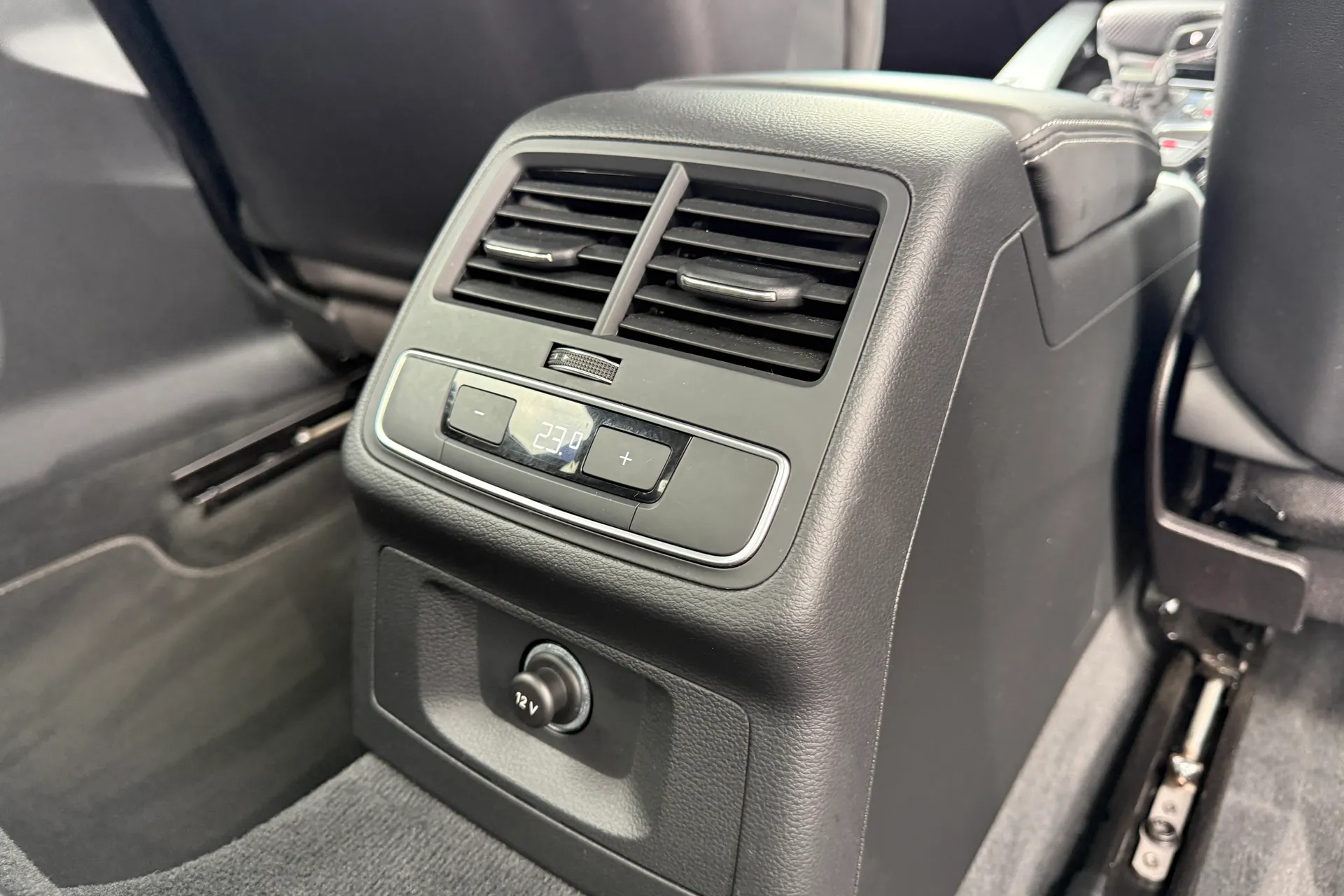 Audi A4 thumbnail image number 46