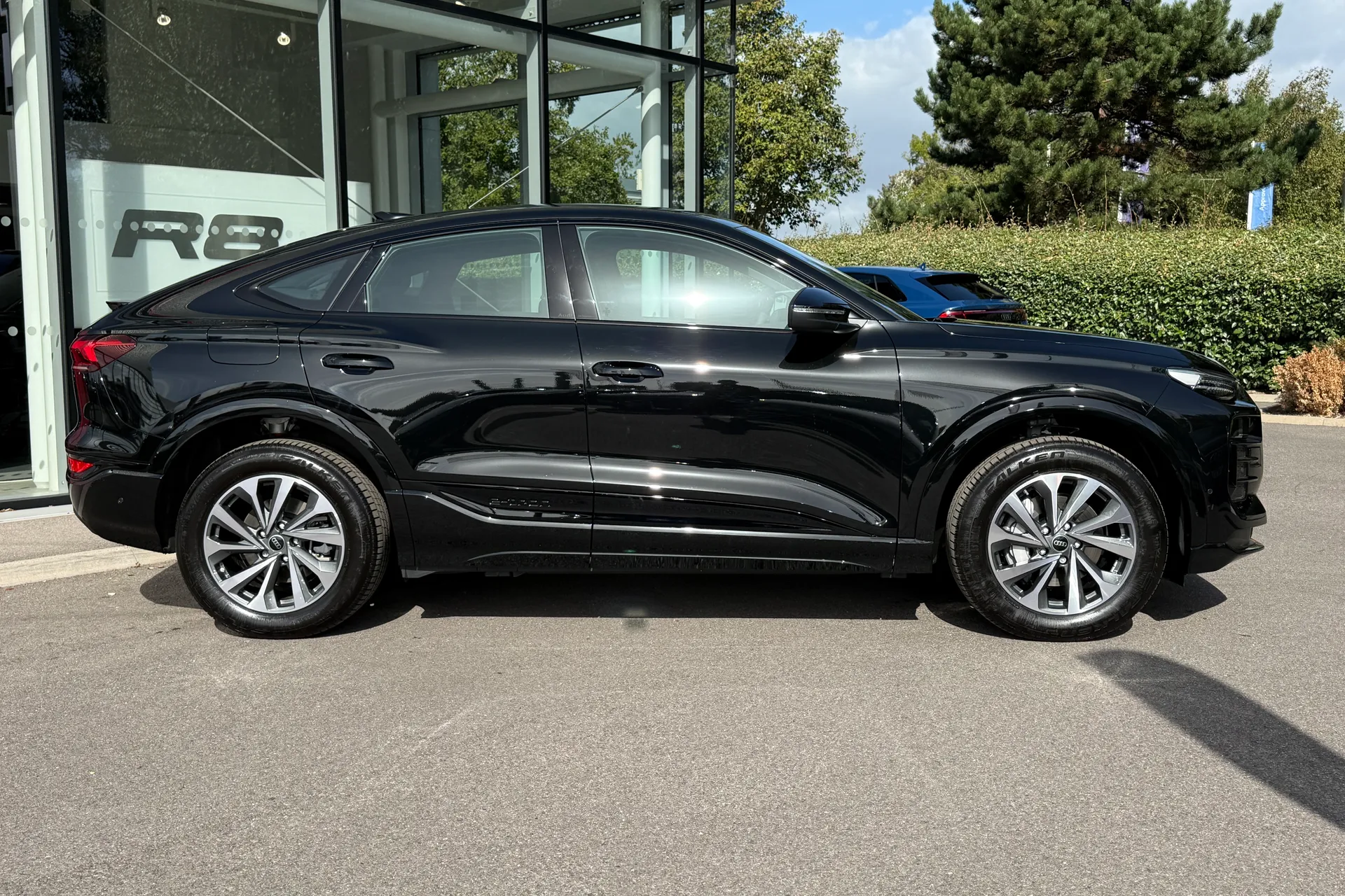 Audi Q6 thumbnail image number 2