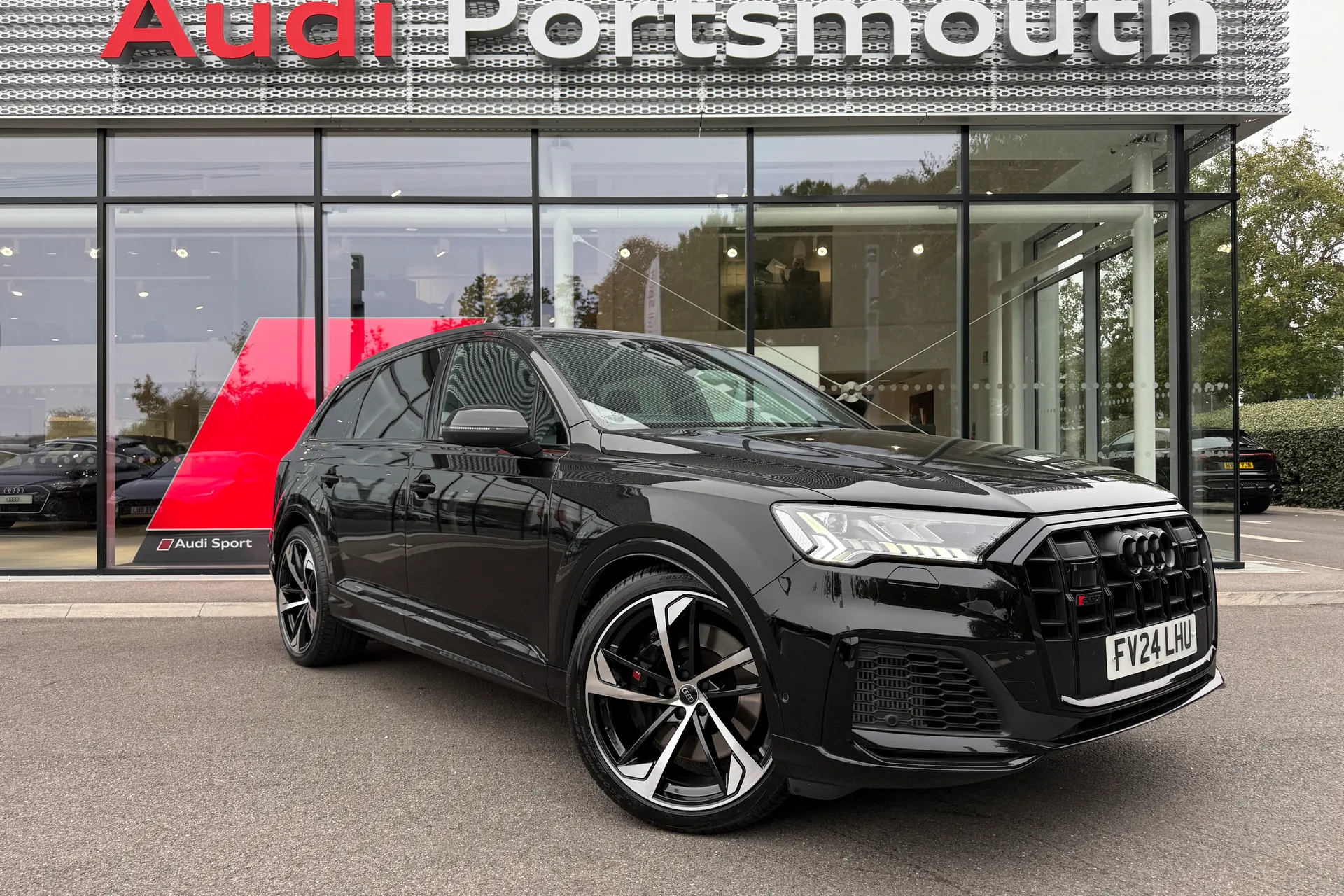 Audi Q7 focused image