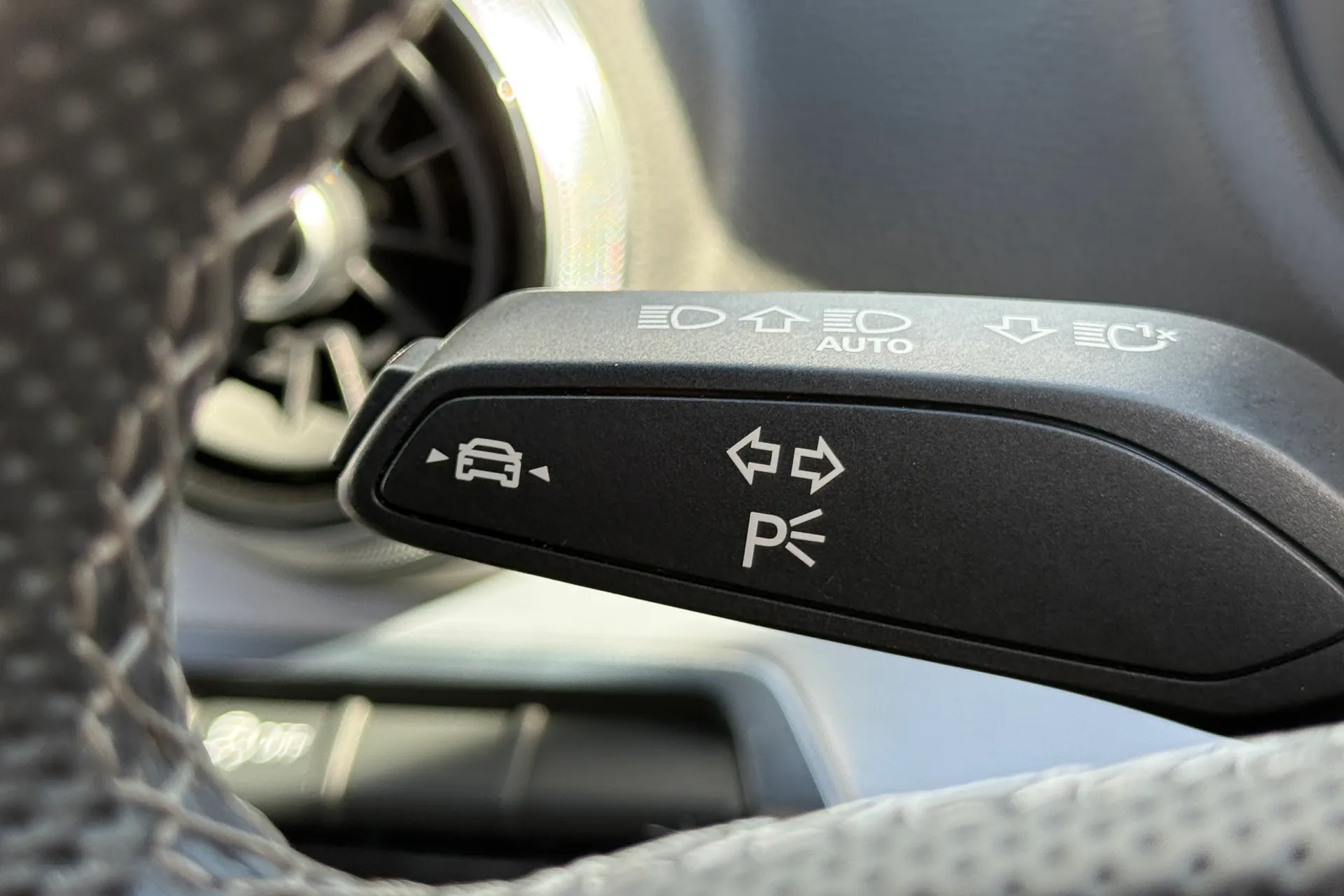 Audi Q2 thumbnail image number 16