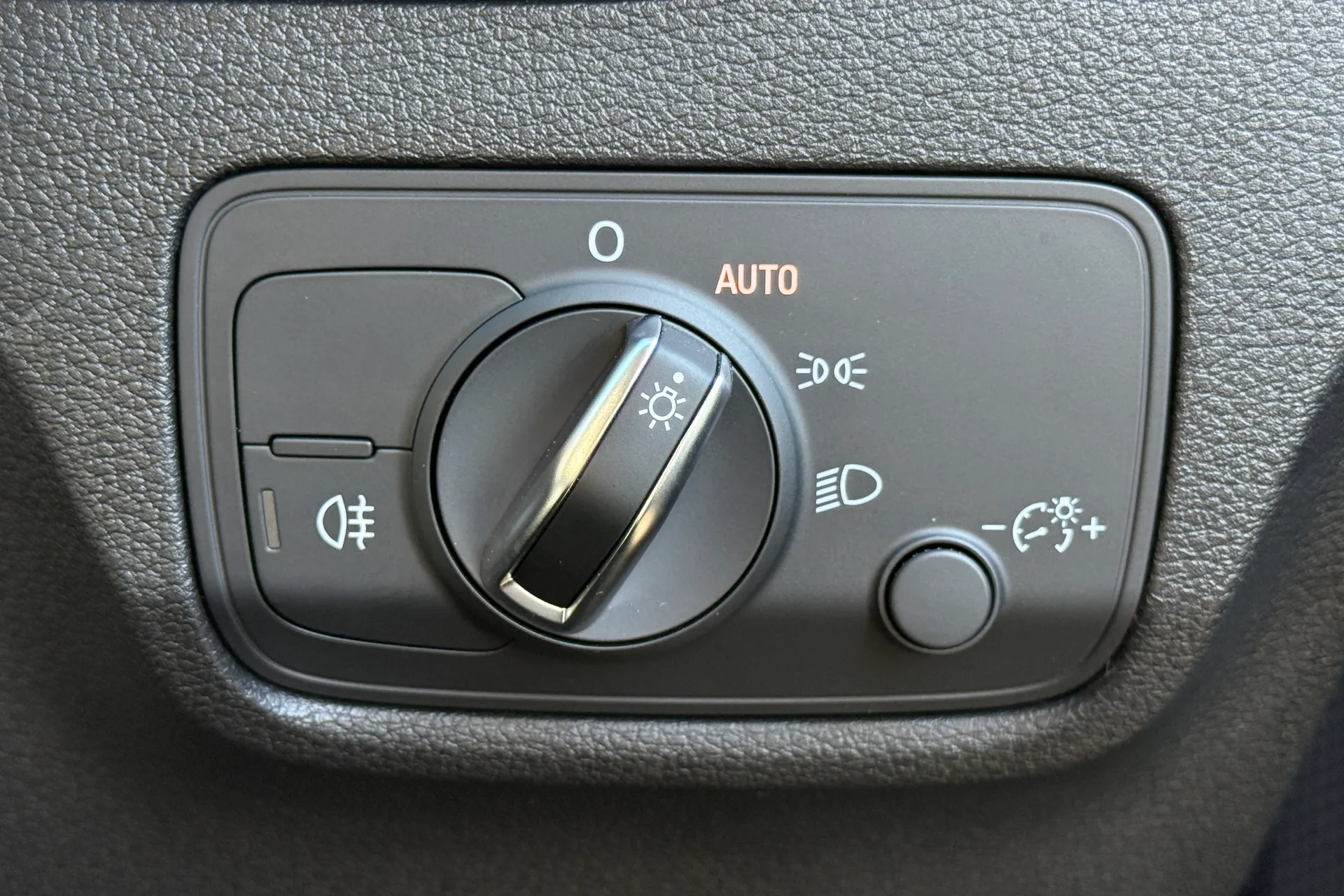 Audi Q2 thumbnail image number 21