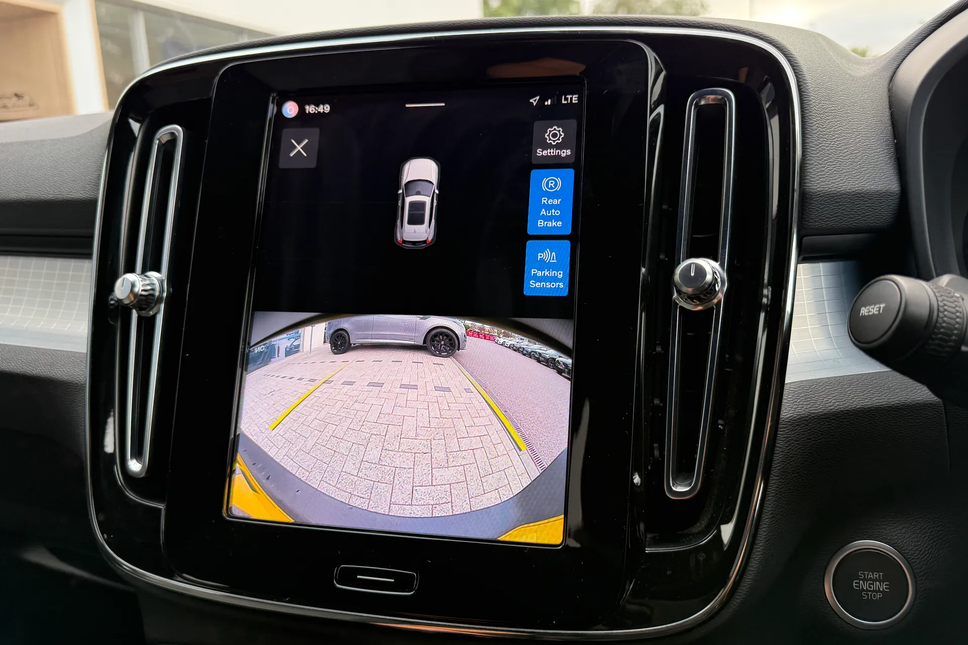 Volvo XC40 thumbnail image number 4