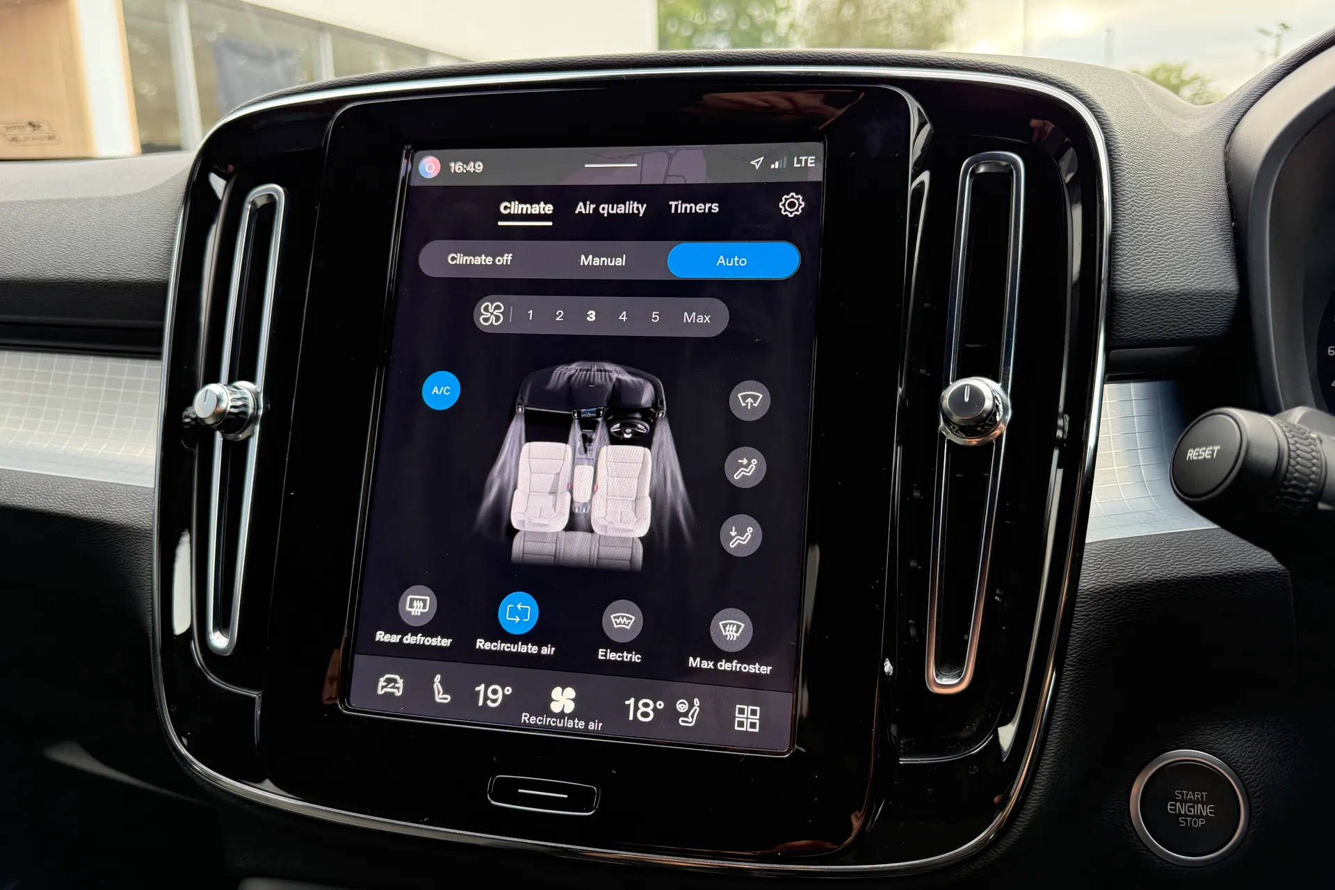 Volvo XC40 thumbnail image number 35