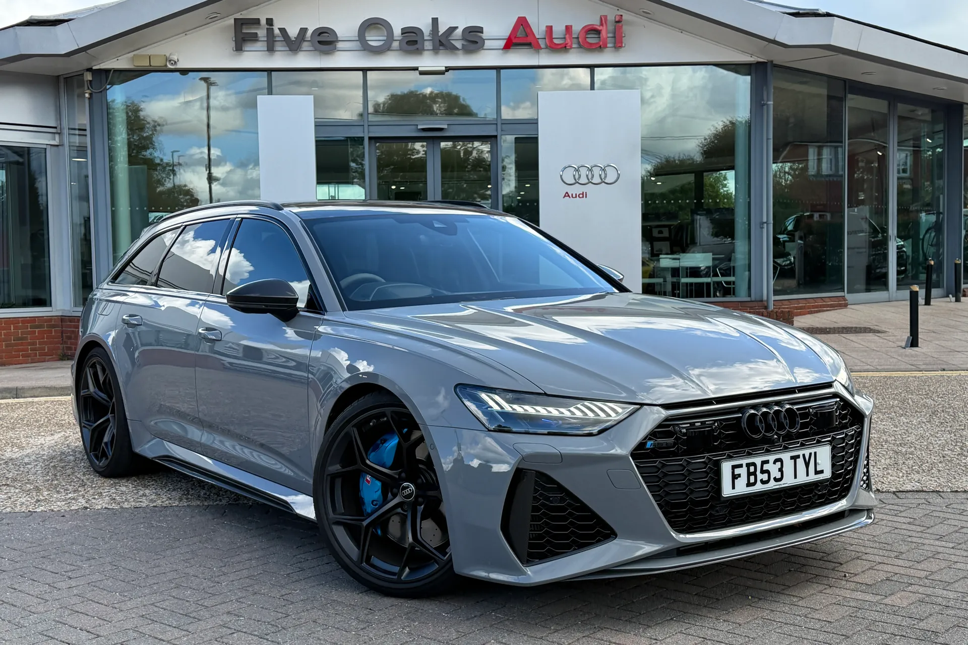 Audi RS6 focused image