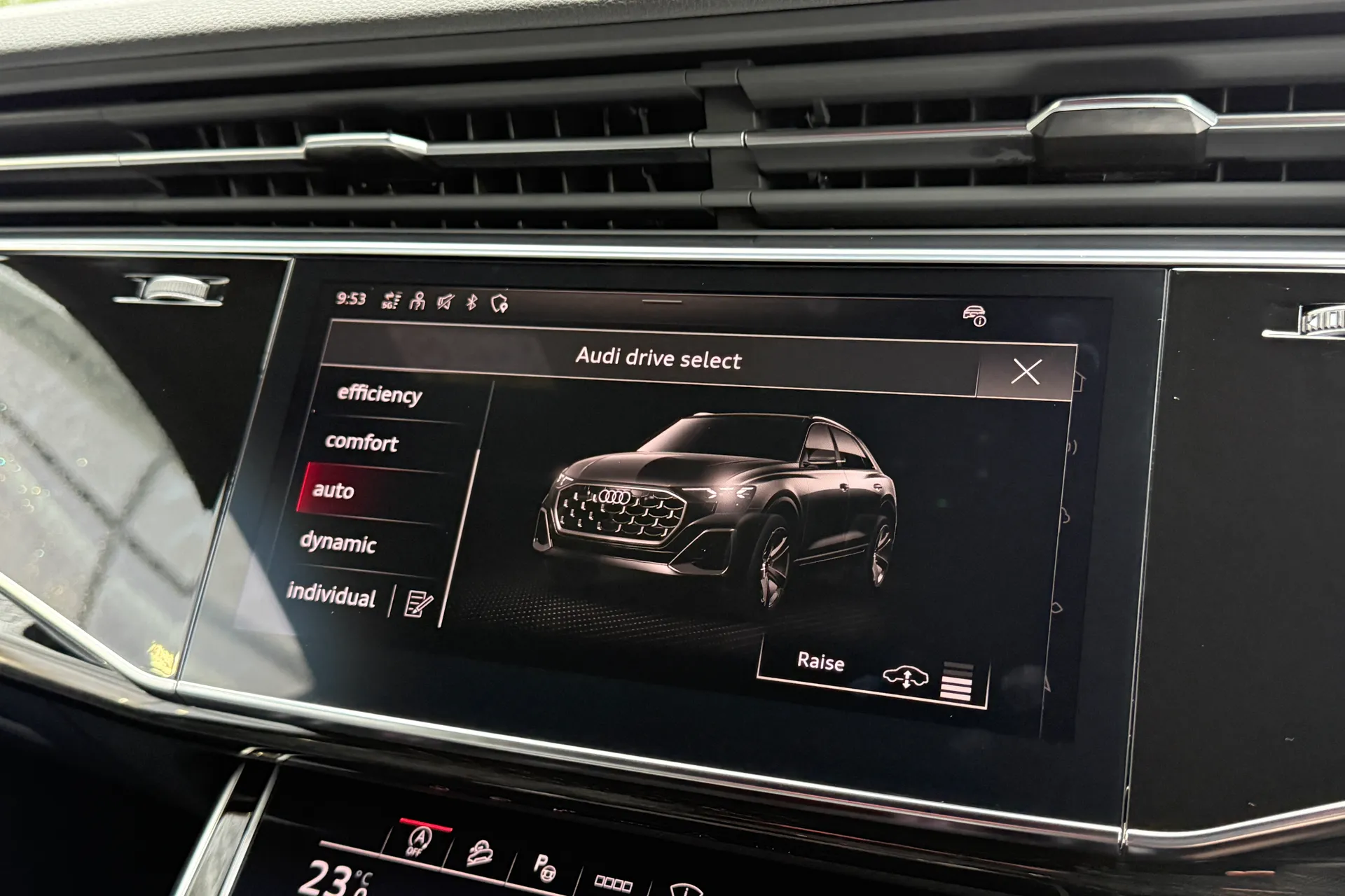Audi Q8 thumbnail image number 31