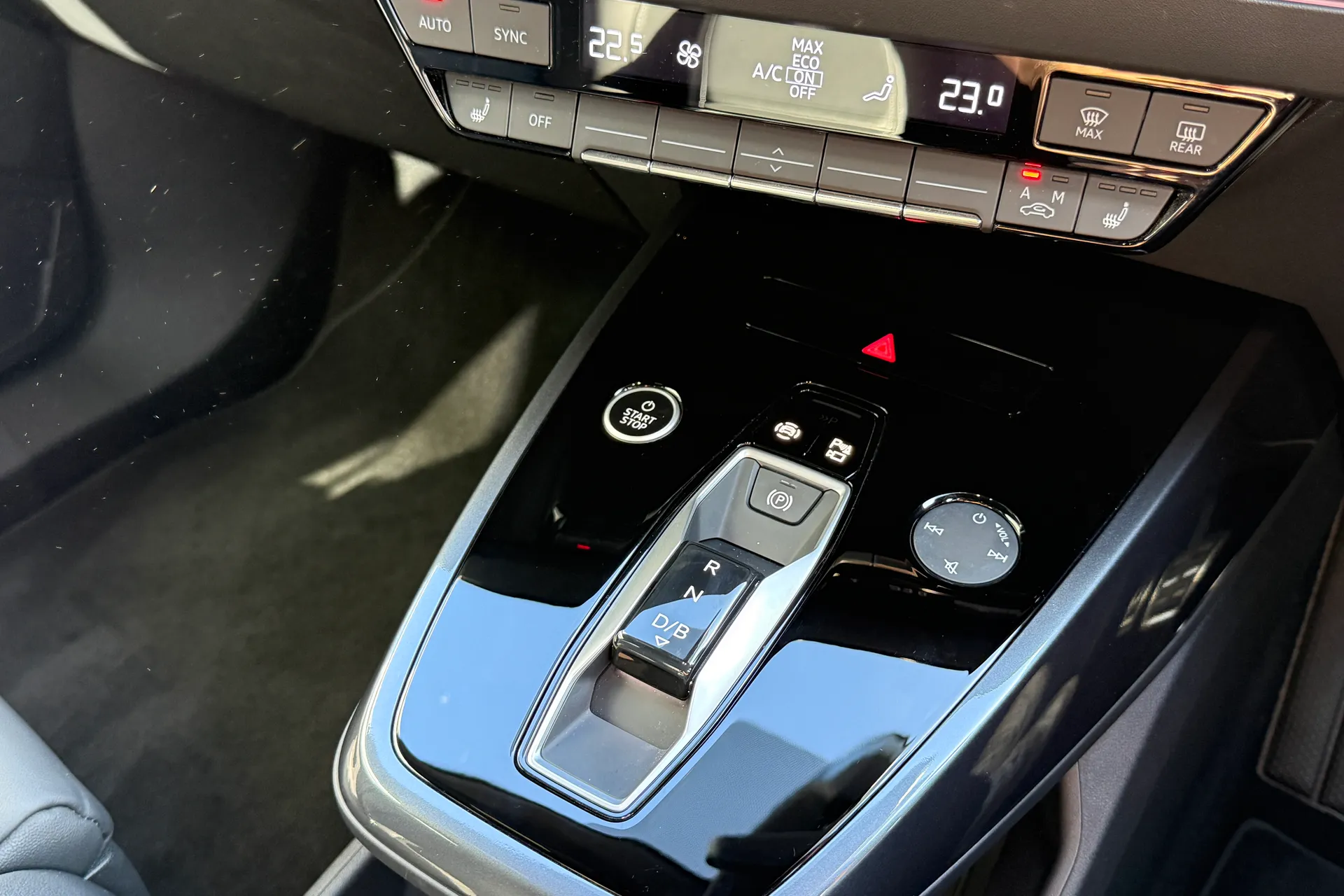 Audi Q4 thumbnail image number 17
