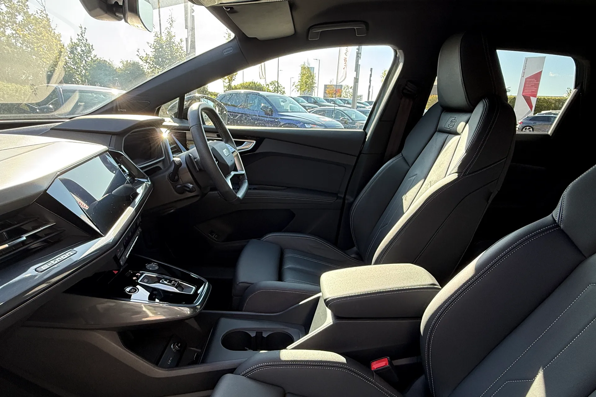 Audi Q4 thumbnail image number 9