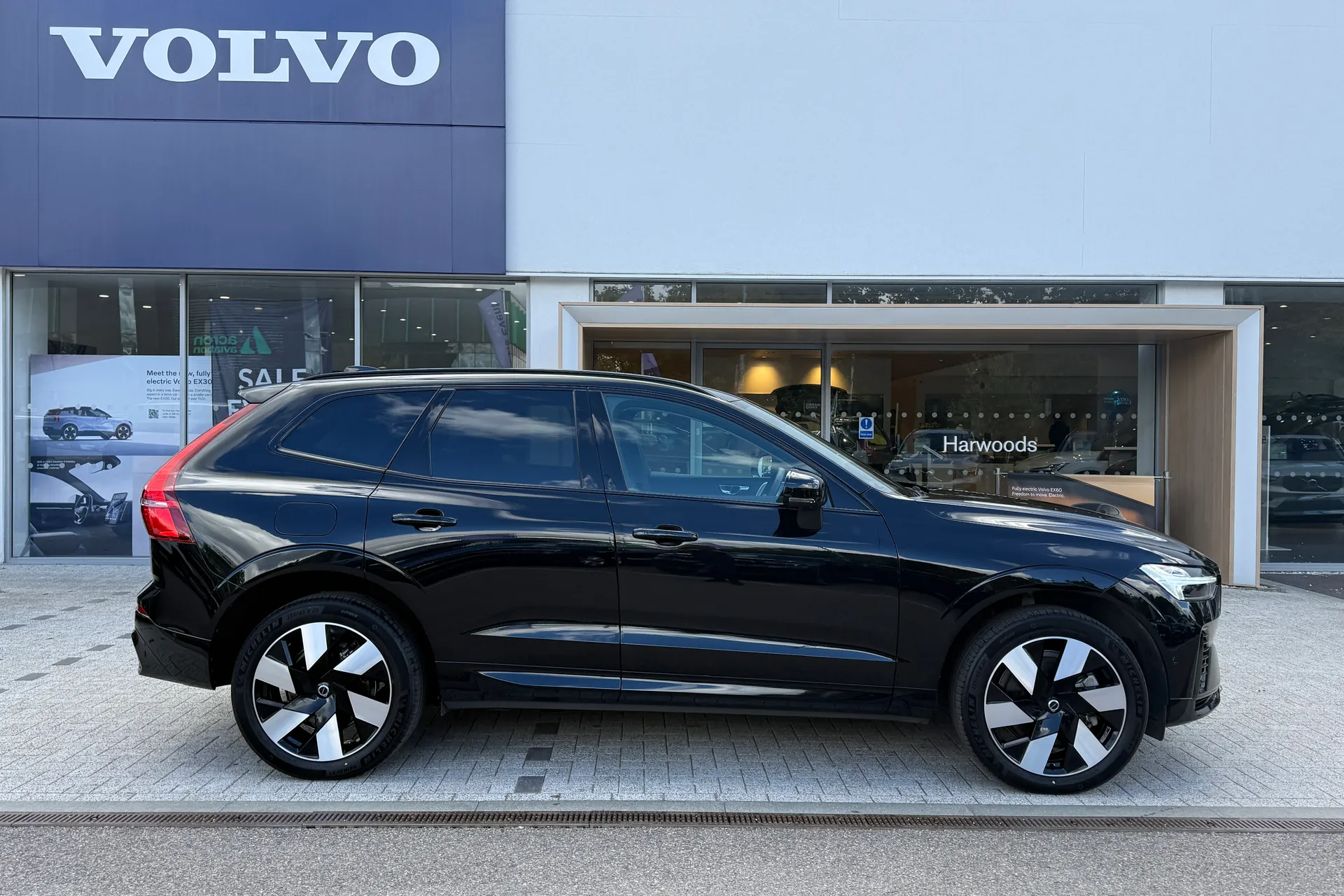 Volvo XC60 thumbnail image number 2