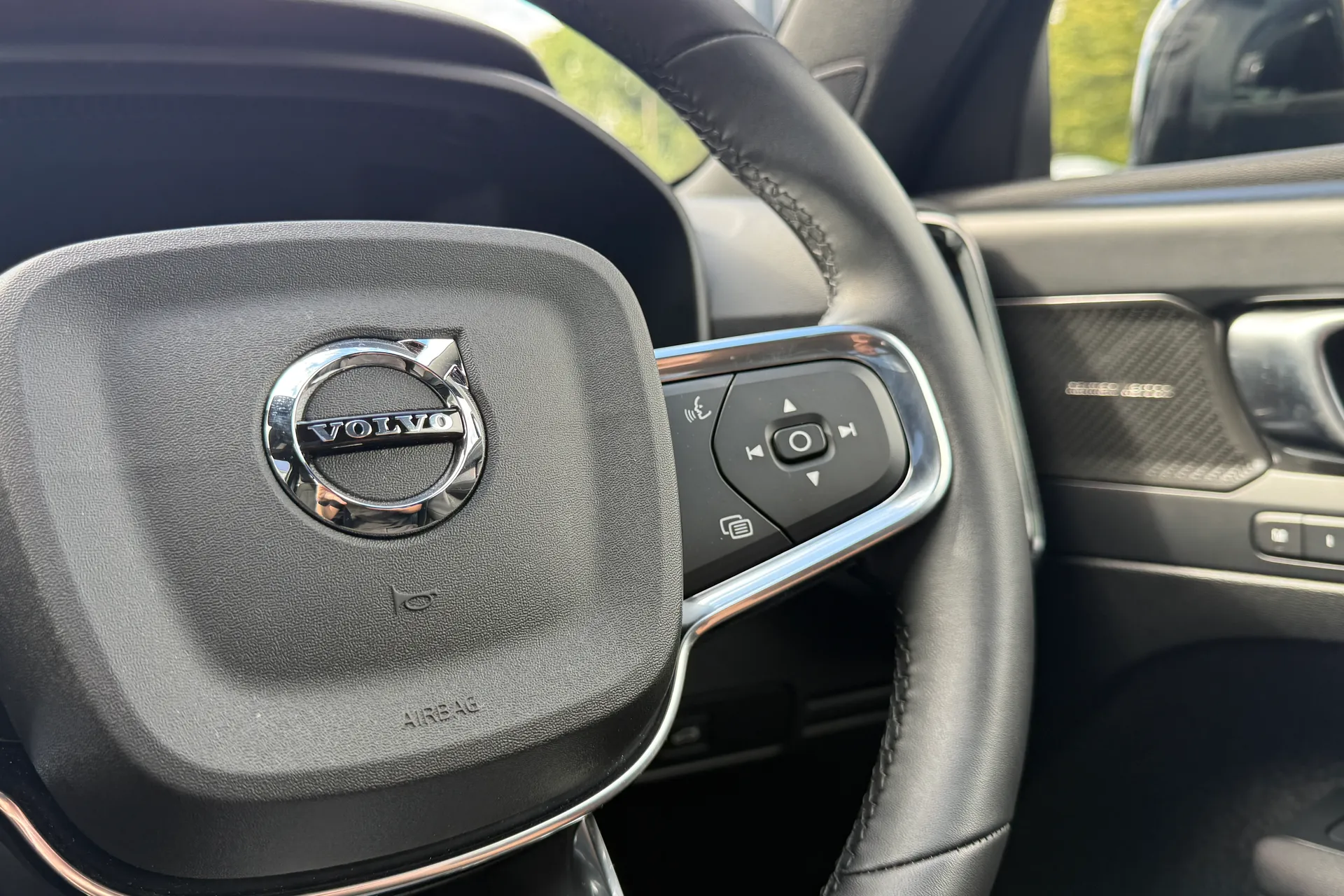 Volvo EX40 thumbnail image number 35