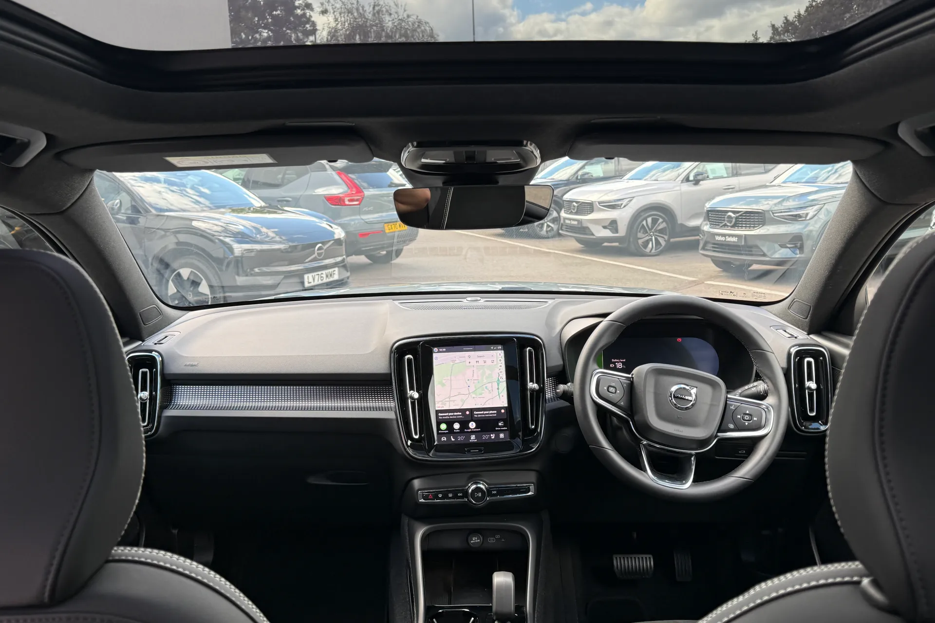 Volvo EX40 thumbnail image number 3