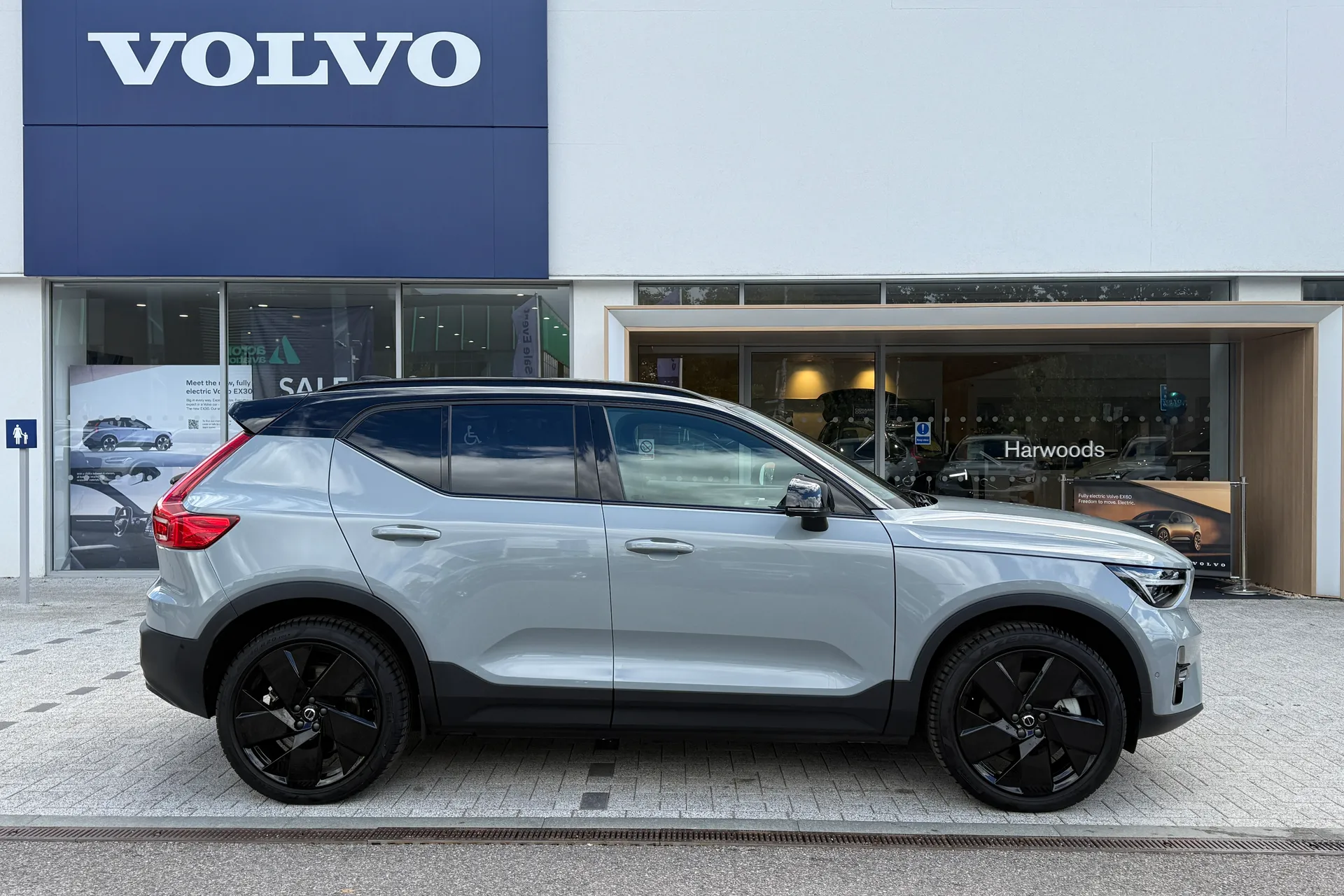 Volvo EX40 thumbnail image number 2