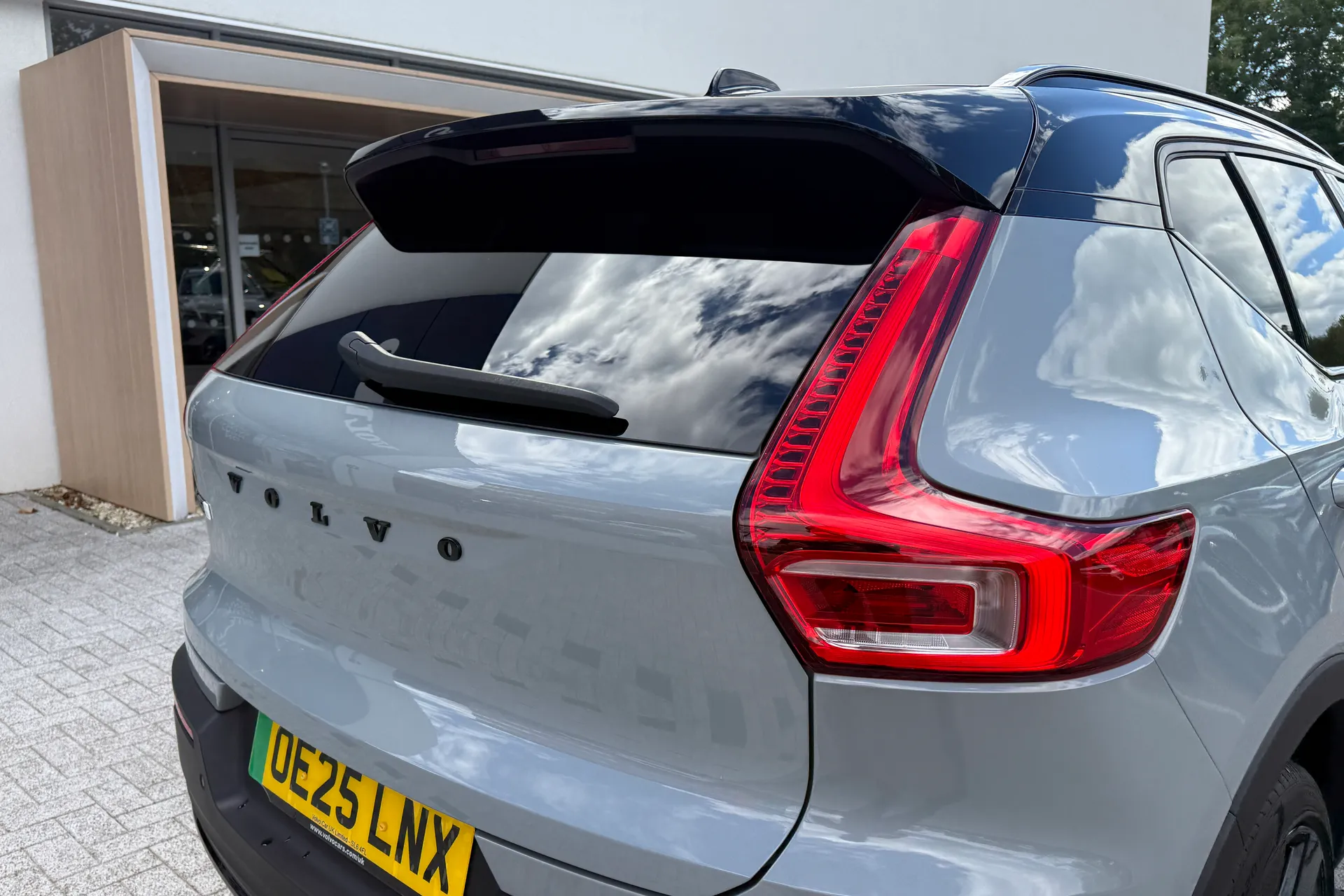 Volvo EX40 thumbnail image number 17
