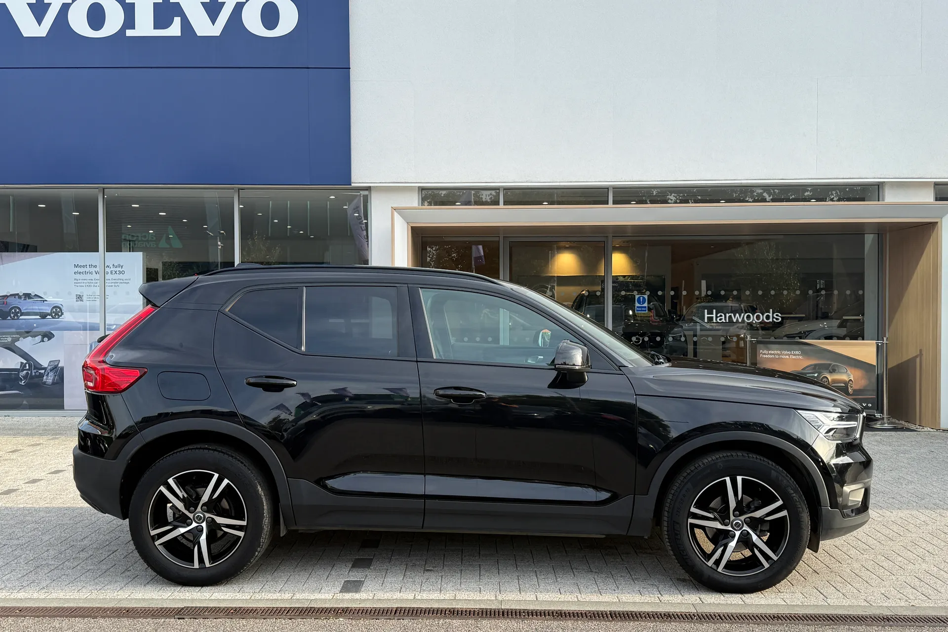 Volvo XC40 thumbnail image number 2