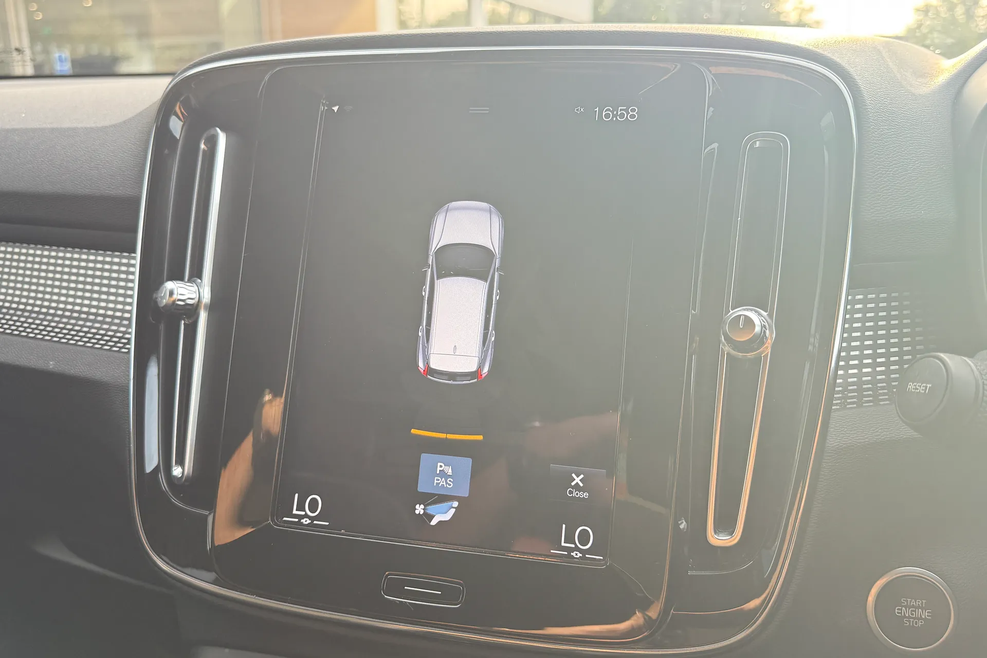 Volvo XC40 thumbnail image number 4