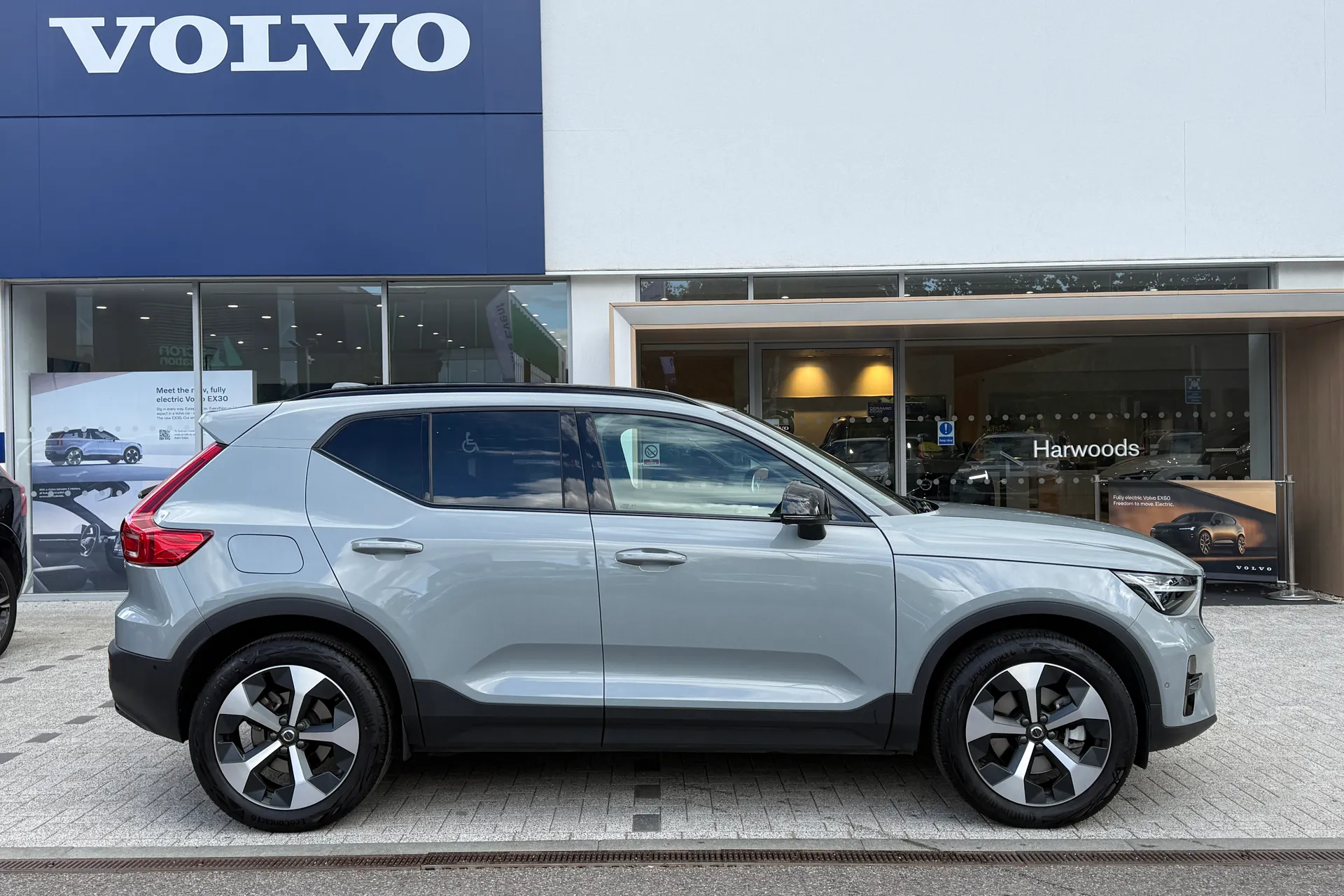 Volvo XC40 thumbnail image number 2