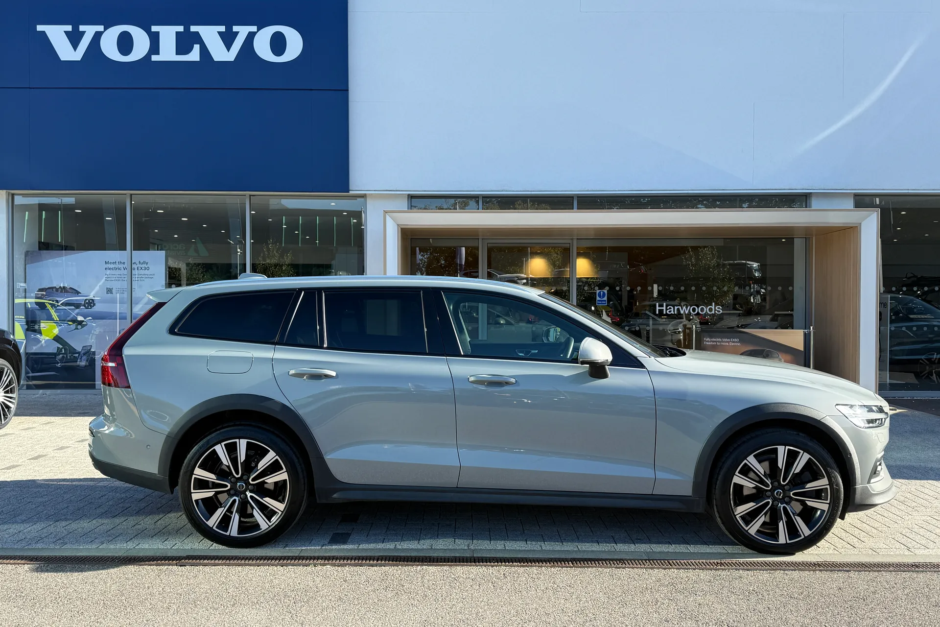 Volvo V60 thumbnail image number 2