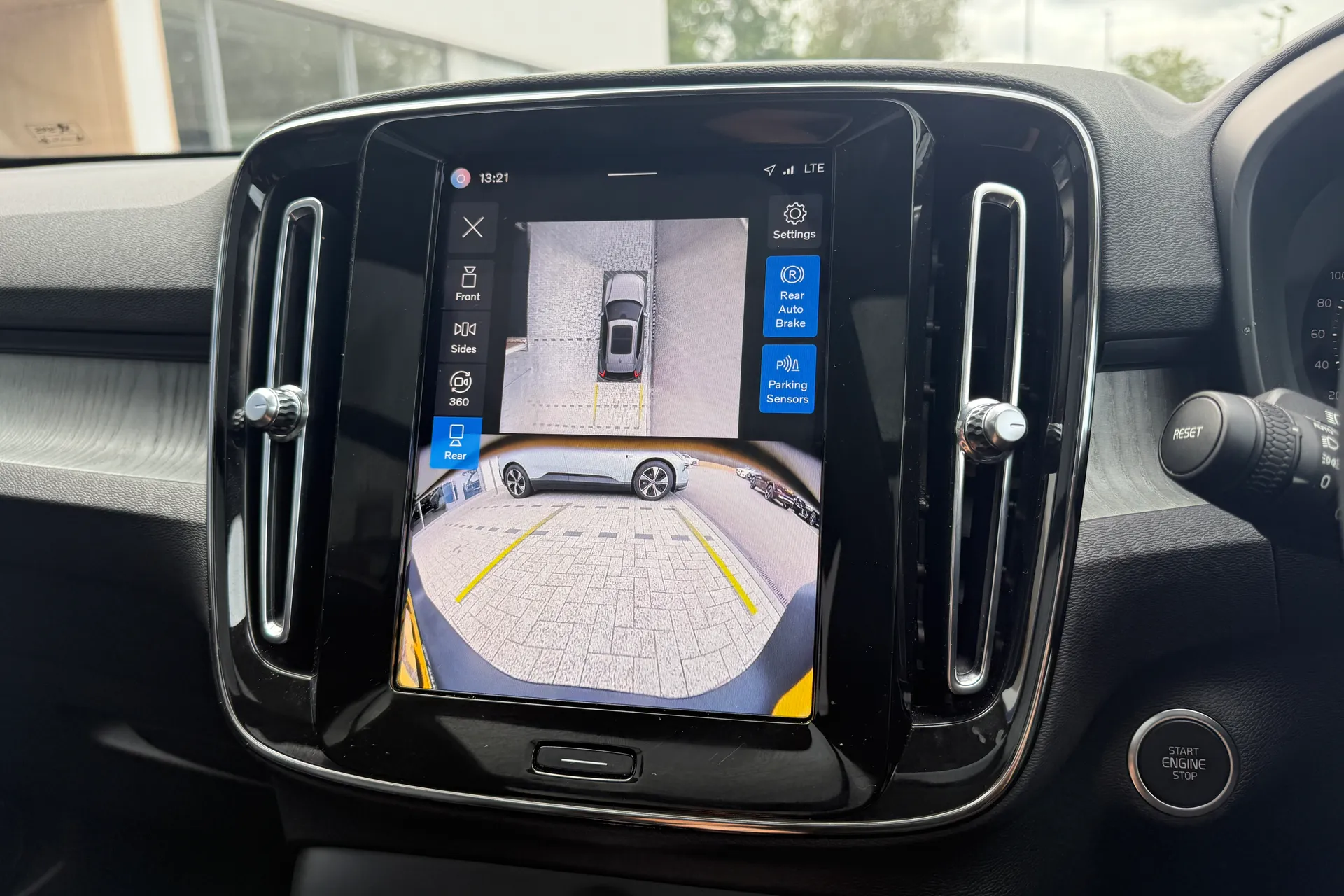 Volvo XC40 thumbnail image number 4