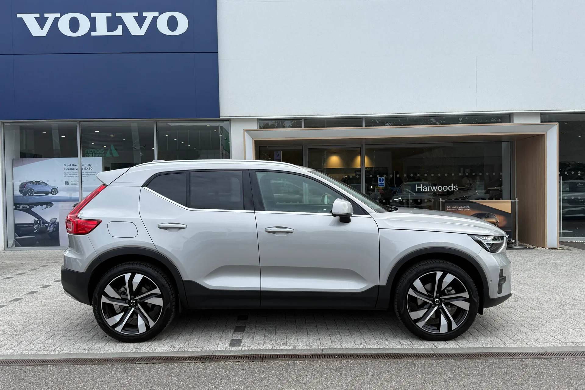 Volvo XC40 thumbnail image number 2