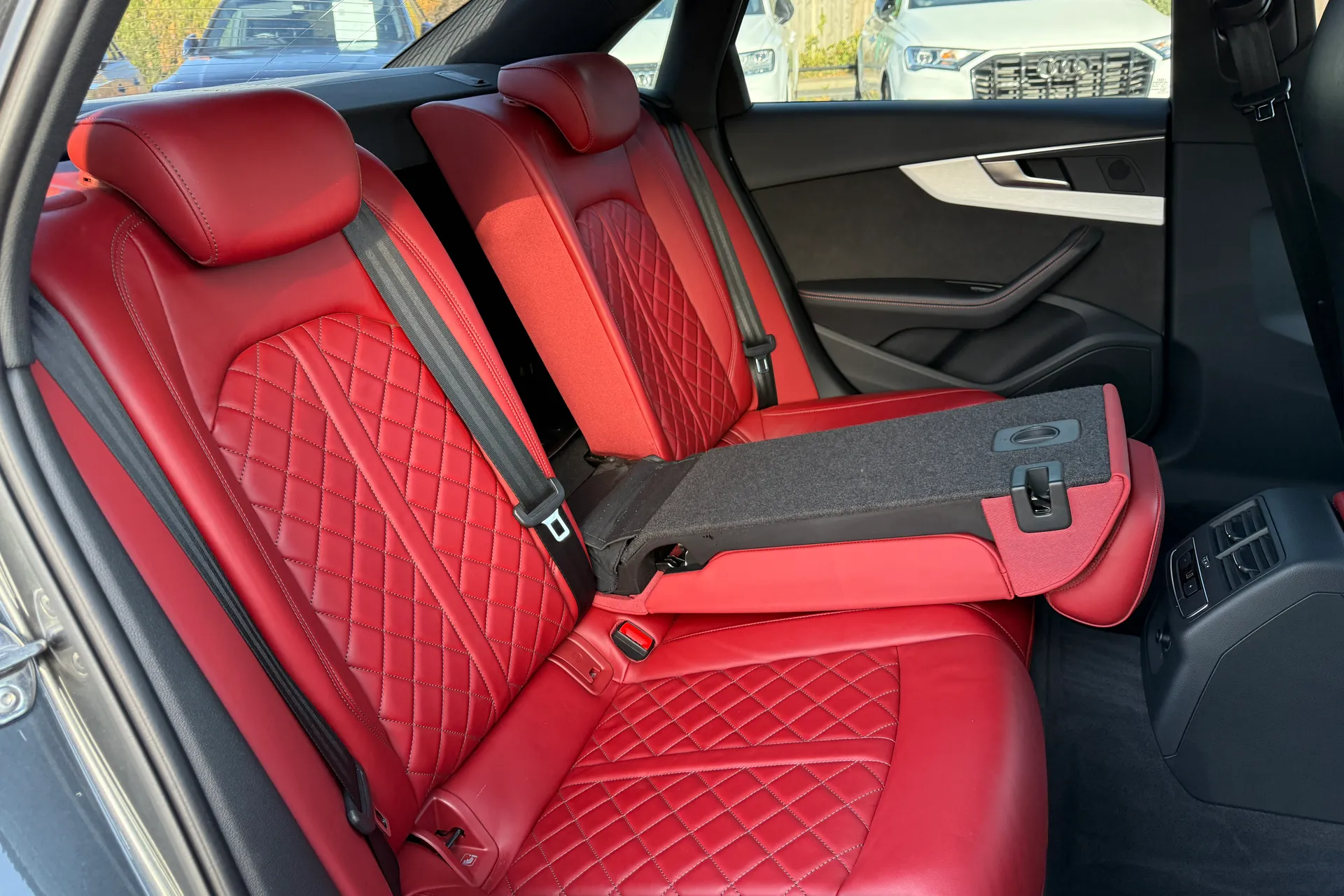 Audi A4 thumbnail image number 44