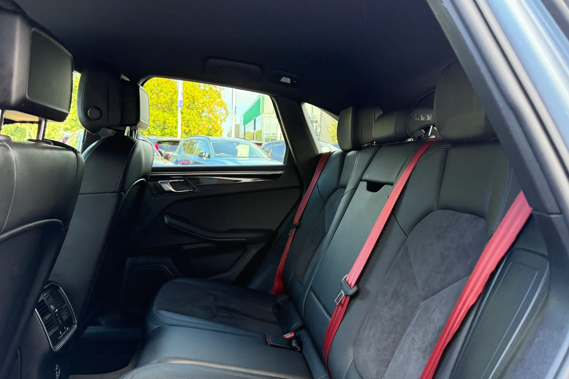 Porsche MACAN thumbnail image number 30