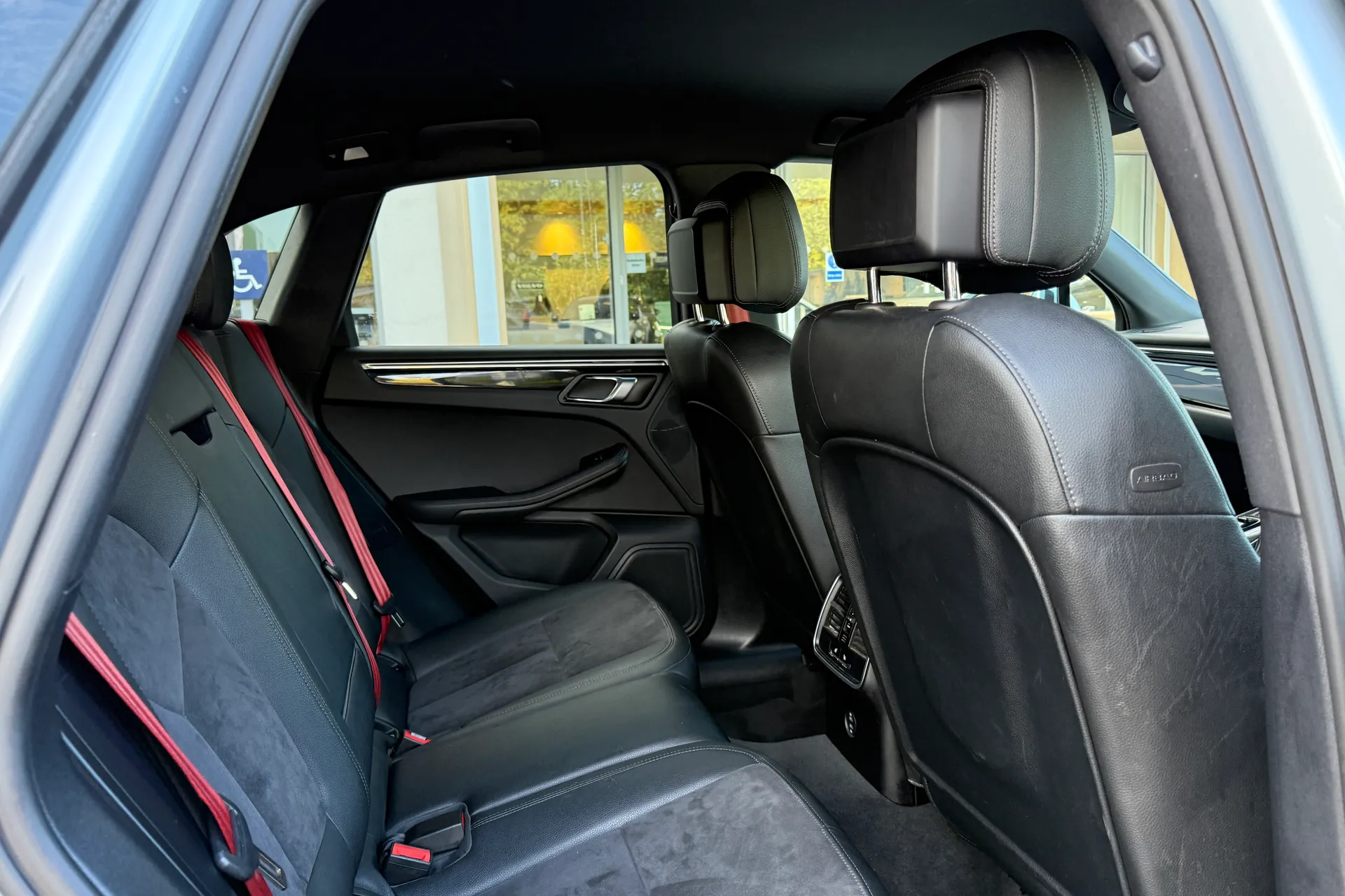 Porsche MACAN thumbnail image number 23