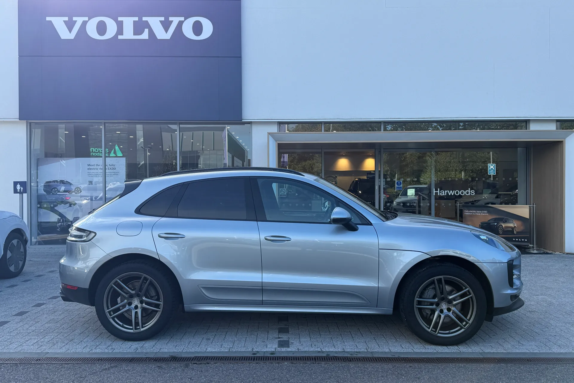 Porsche MACAN thumbnail image number 2